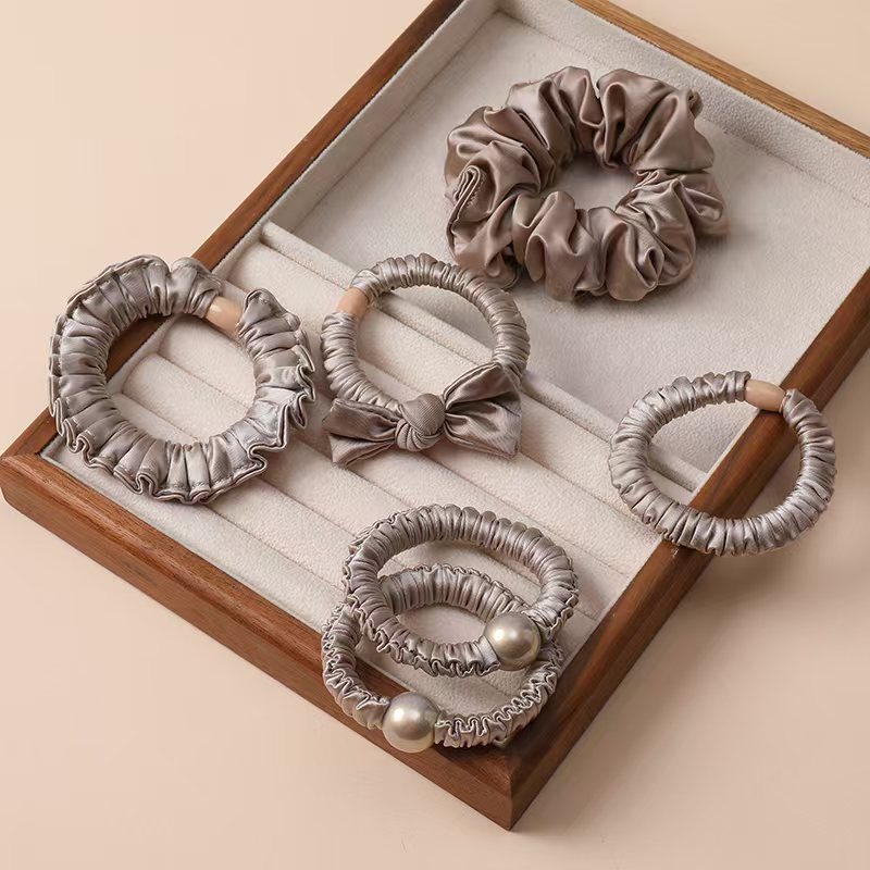 The new style of hair tie in 2026 features a simple pearl-like hair band, a large intestine band, and a high-elasticity thick leather band for women to tie their hair details Picture