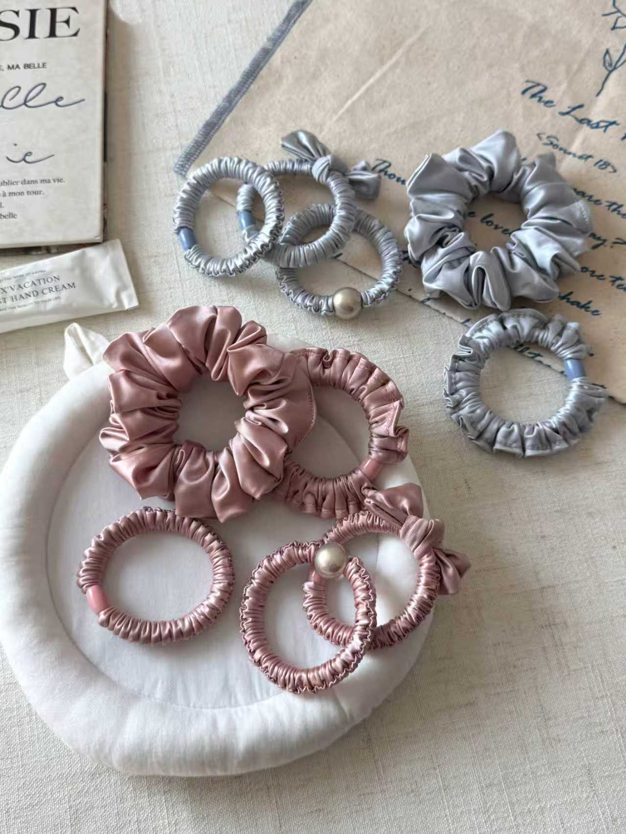 The new style of hair tie in 2024 features a simple pearl-like hair band, a large intestine band, and a high-elasticity thick leather band for women to tie their hair detail image 5