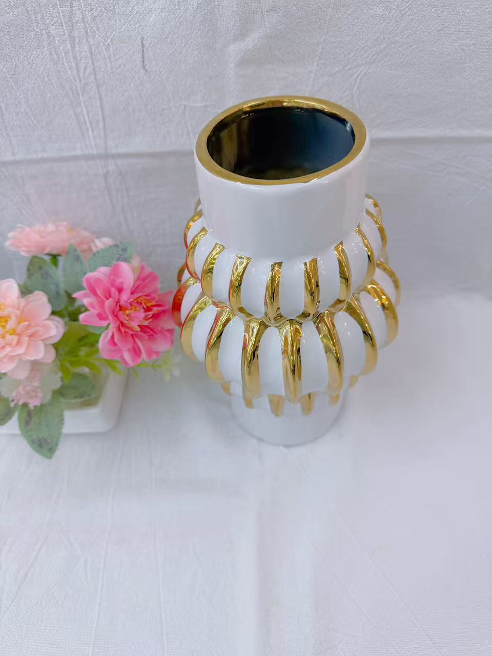 Creative gold-painted striped vase, exquisite ceramic handicraft, vase, modern and simple style living room decoration Item Picture