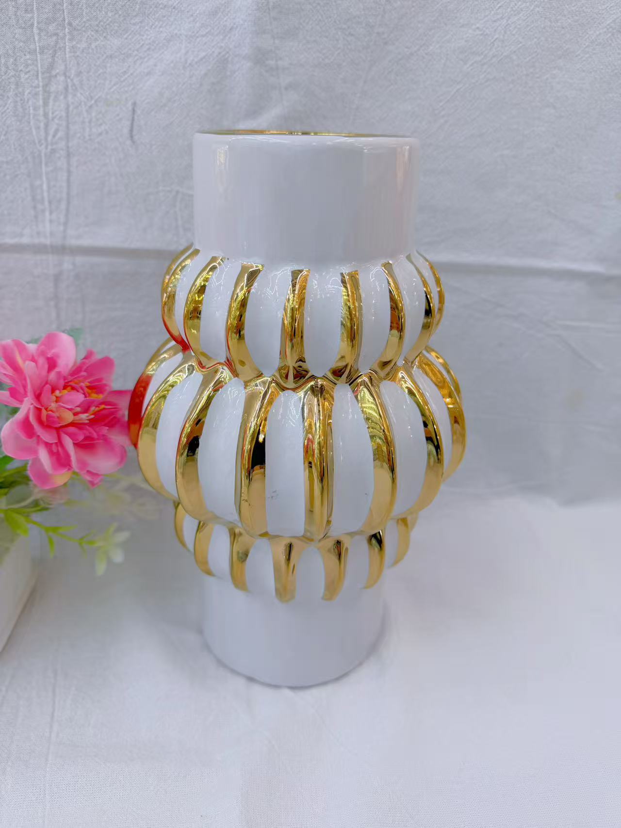 Creative gold-painted striped vase, exquisite ceramic handicraft, vase, modern and simple style living room decoration Specification image