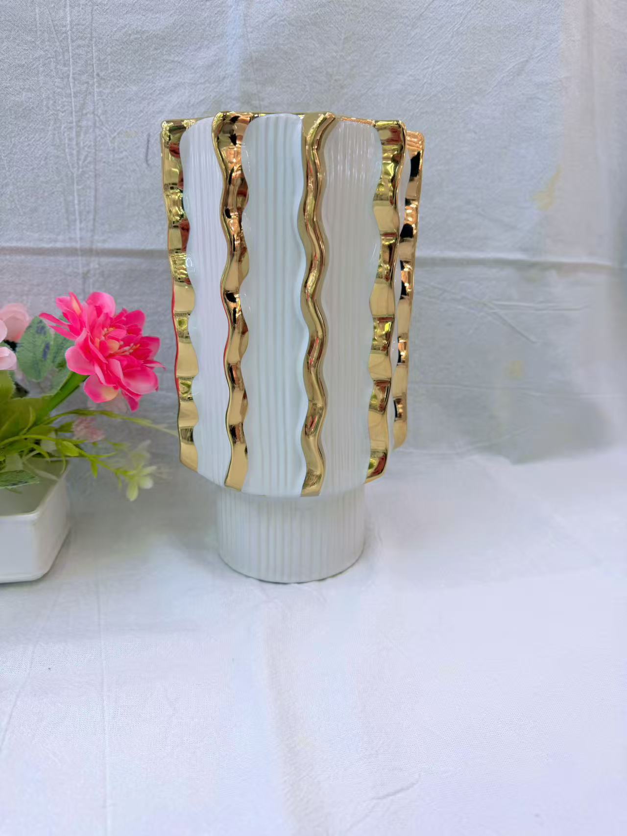 White background gilded vase, Ins-style living room decoration, exquisite ceramic handicraft vase, exquisite gift decoration