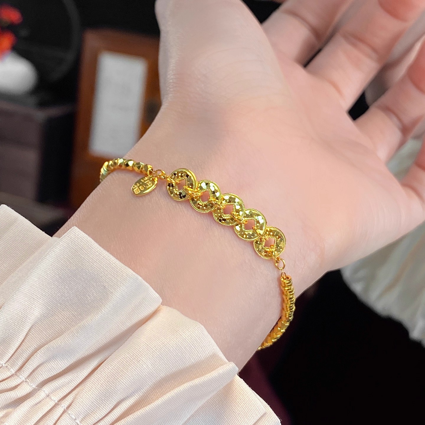 The Broken Bingbing Five Emperors Coin Blessing Bracelet for women is a light luxury, niche, exquisite and high-appearance-level new Chinese-style jewelry for attracting wealth detail image 3