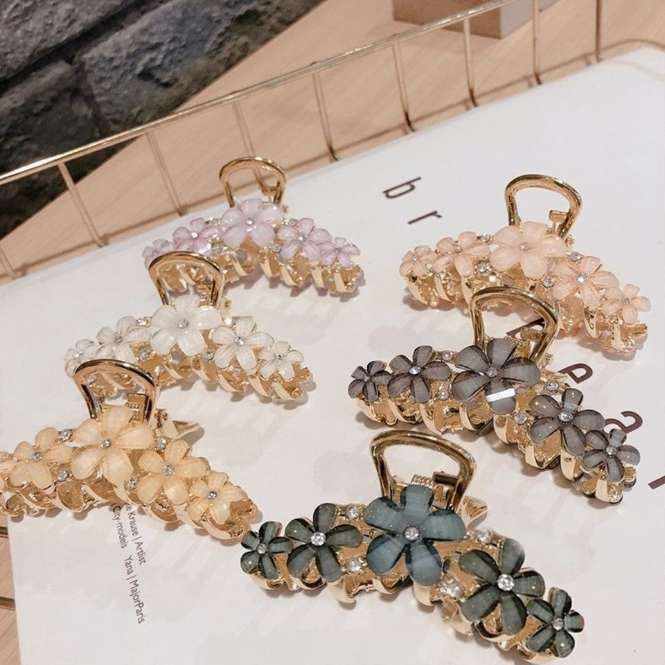 Korean-style fresh Daisy crystal hairpin at the back of the head to show hair volume, shark hairpin in fairy style, fashionable and elegant alloy hairpin