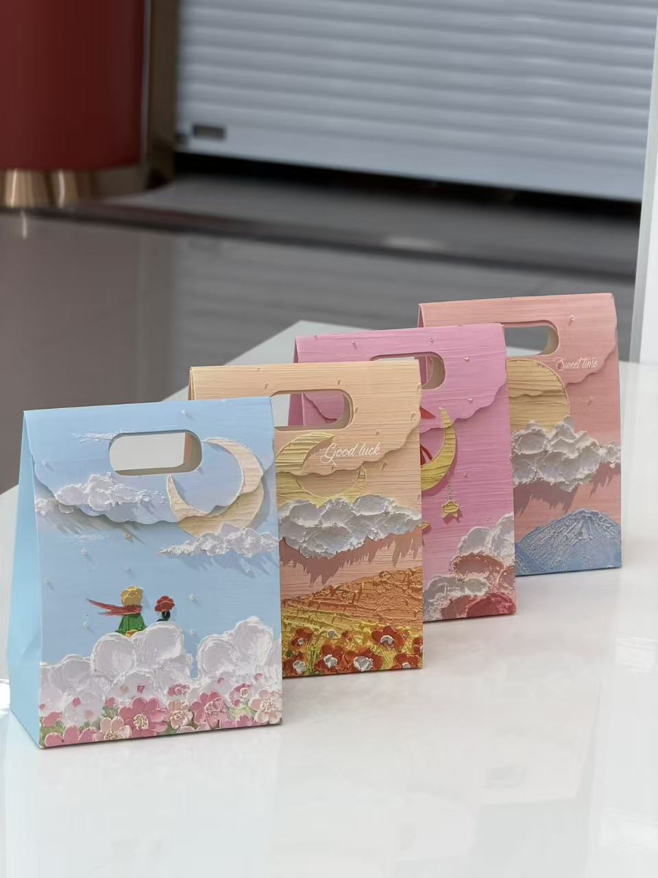 文艺油画礼品袋小号12*6*16，中号19*9*27，大号24*10.5*32cm