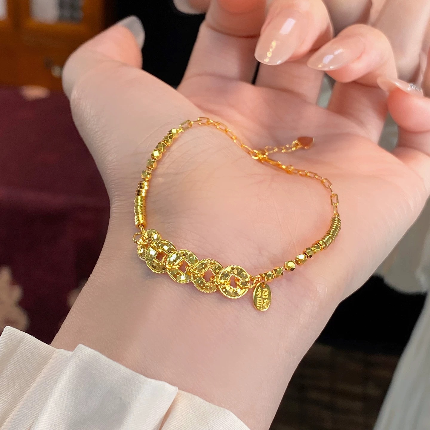 The Broken Bingbing Five Emperors Coin Blessing Bracelet for women is a light luxury, niche, exquisite and high-appearance-level new Chinese-style jewelry for attracting wealth