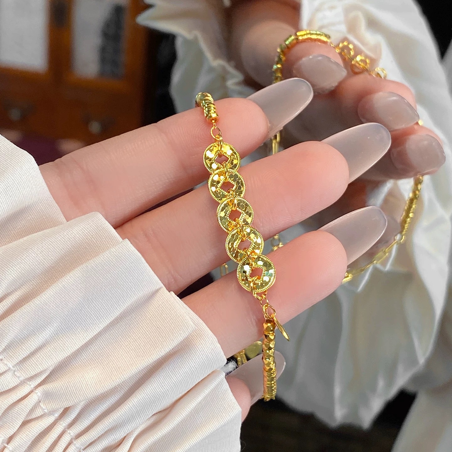 The Broken Bingbing Five Emperors Coin Blessing Bracelet for women is a light luxury, niche, exquisite and high-appearance-level new Chinese-style jewelry for attracting wealth details Picture