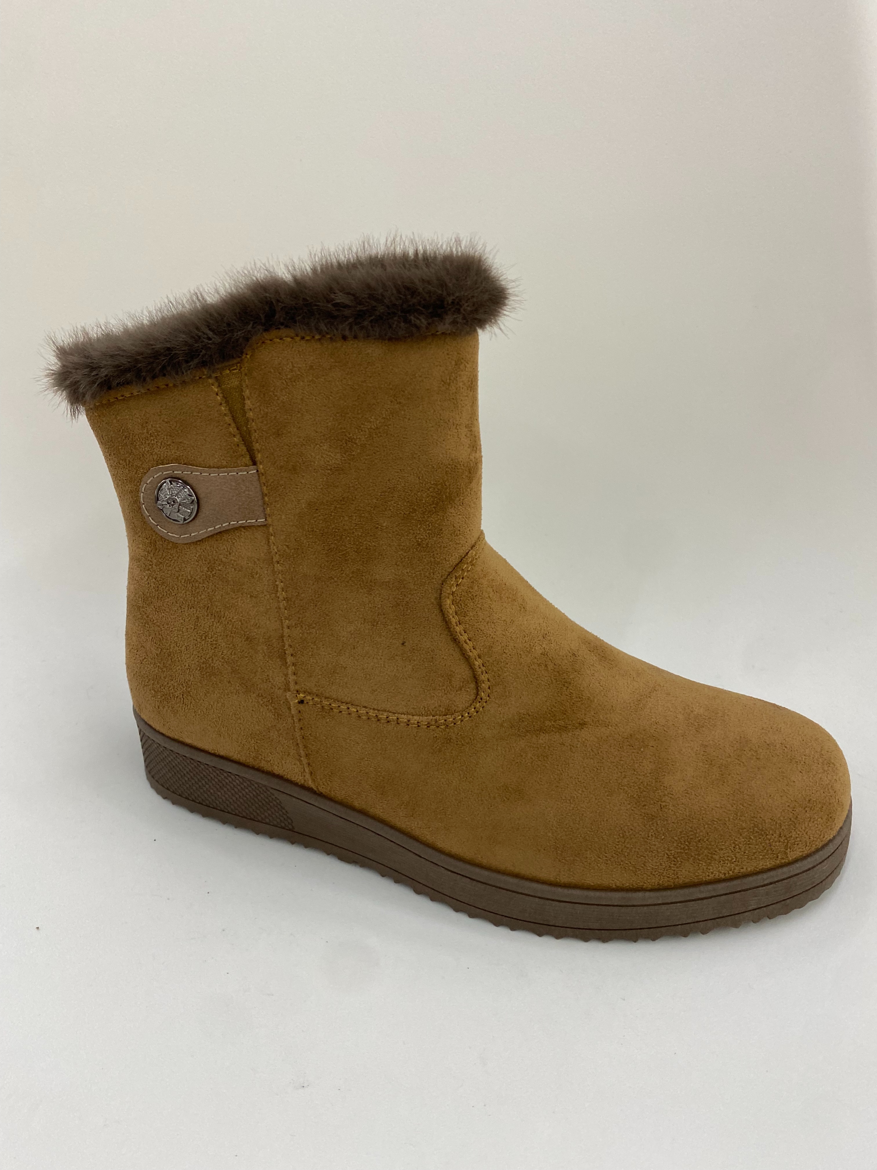 Thick-soled, fashionable and casual boots for women in winter are versatile details Picture