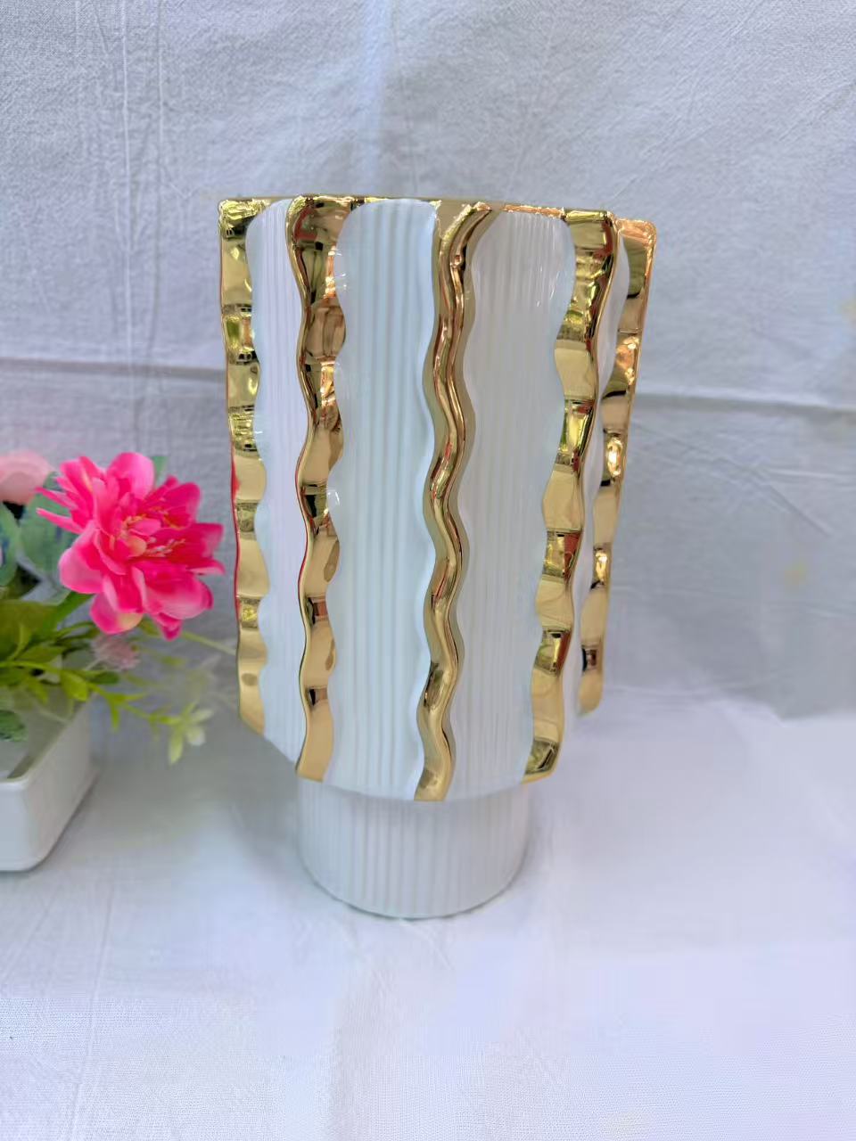 White background gilded vase, Ins-style living room decoration, exquisite ceramic handicraft vase, exquisite gift decoration details Picture