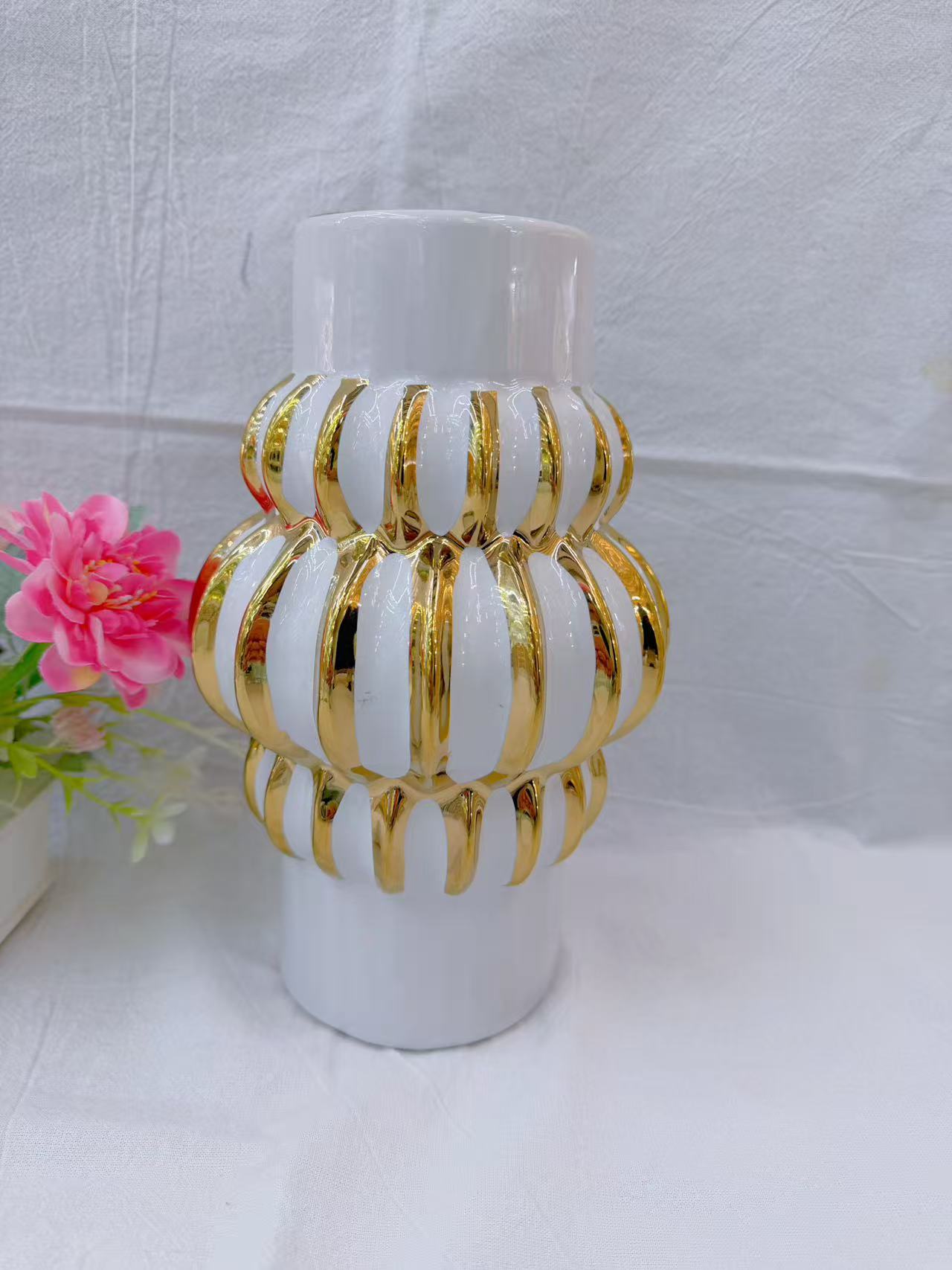 Creative gold-painted striped vase, exquisite ceramic handicraft, vase, modern and simple style living room decoration