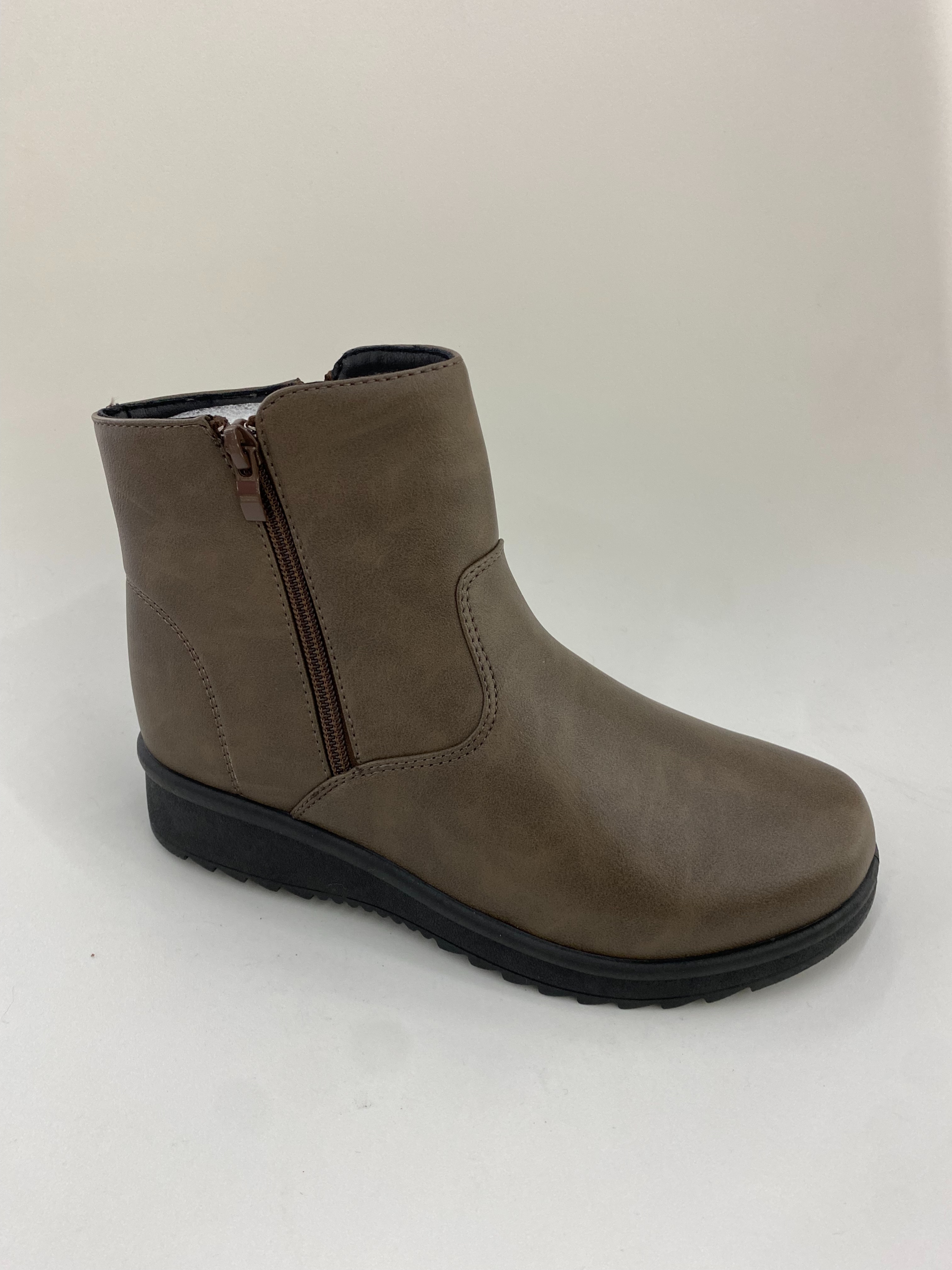 Winter elderly shoes, women's mid-calf fashionable casual boots, anti-slip full figure