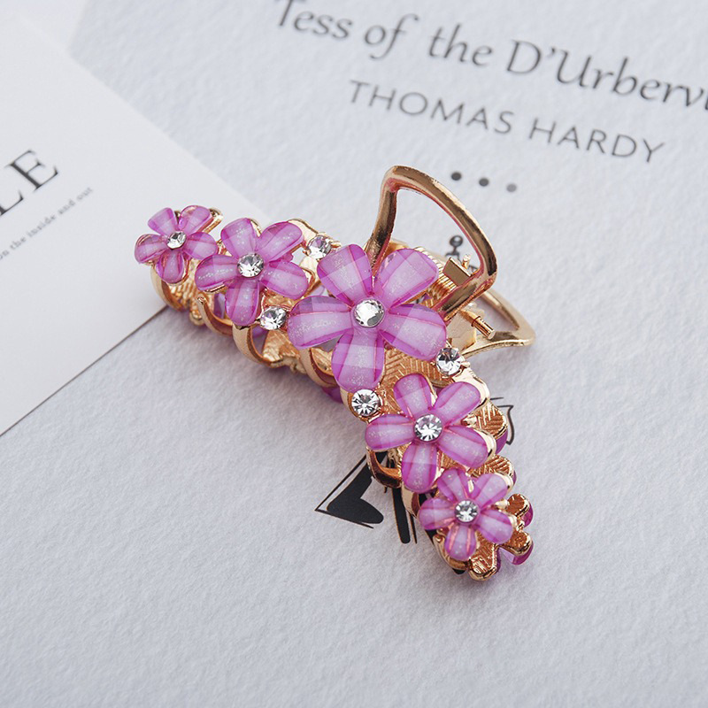 Korean-style fresh Daisy crystal hairpin at the back of the head to show hair volume, shark hairpin in fairy style, fashionable and elegant alloy hairpin Application Scenario