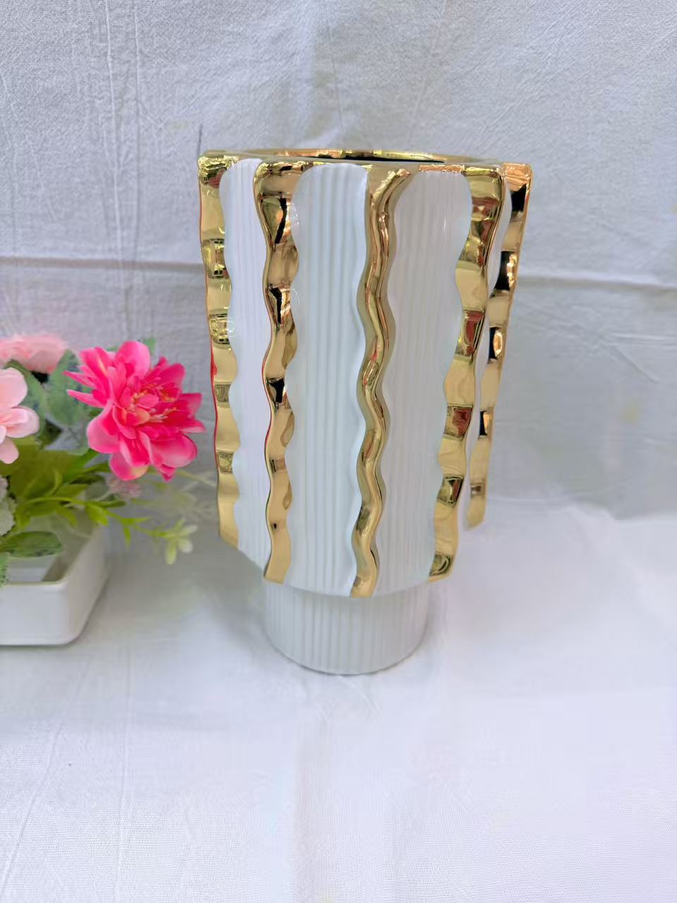 White background gilded vase, Ins-style living room decoration, exquisite ceramic handicraft vase, exquisite gift decoration Item Picture