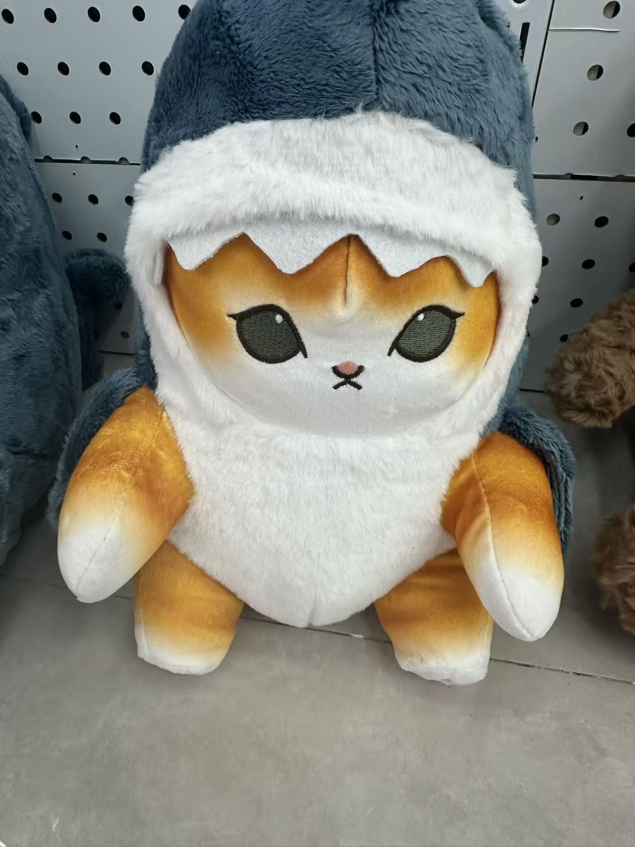 毛绒鲨鱼猫玩具