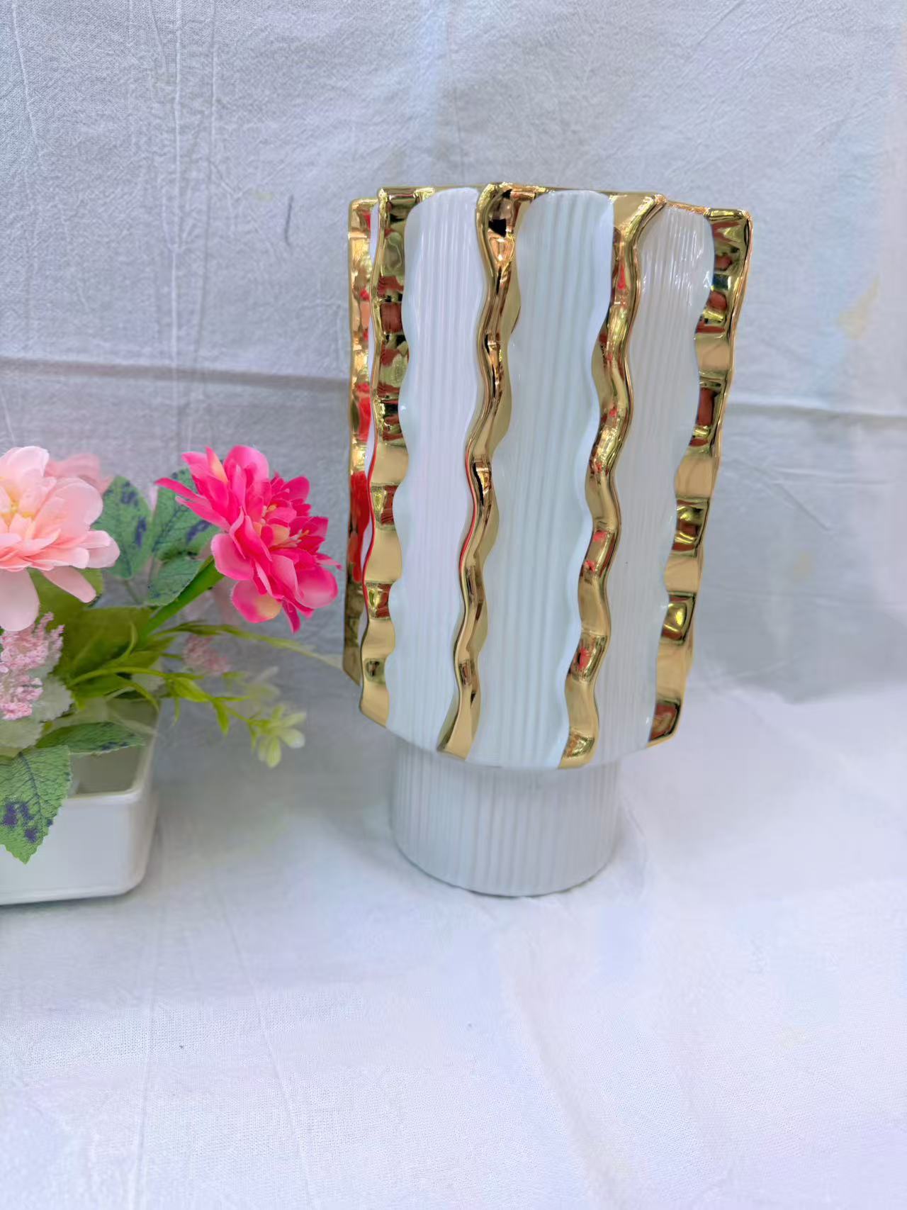 White background gilded vase, Ins-style living room decoration, exquisite ceramic handicraft vase, exquisite gift decoration detail image 4