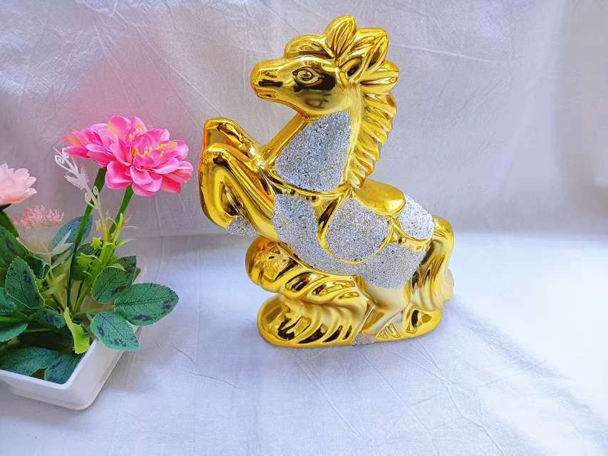 The living room wine cabinet is decorated with exquisite golden animal ornaments and a light luxury style golden horse ornaments