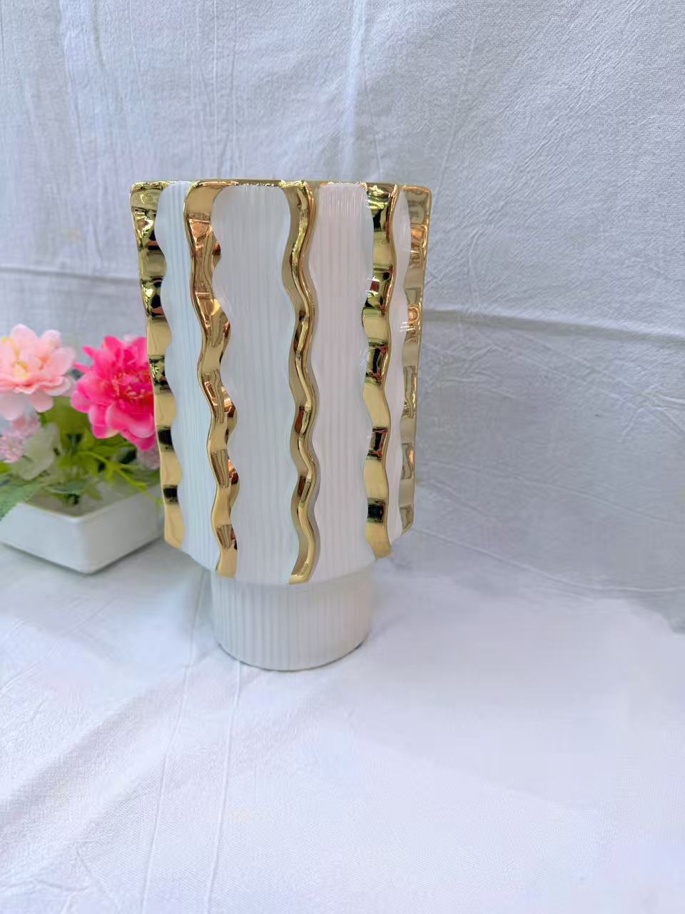 White background gilded vase, Ins-style living room decoration, exquisite ceramic handicraft vase, exquisite gift decoration detail image 3