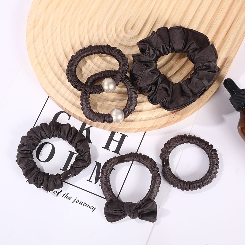 The new style of hair tie in 2024 features a simple pearl-like hair band, a large intestine band, and a high-elasticity thick leather band for women to tie their hair detail image 2