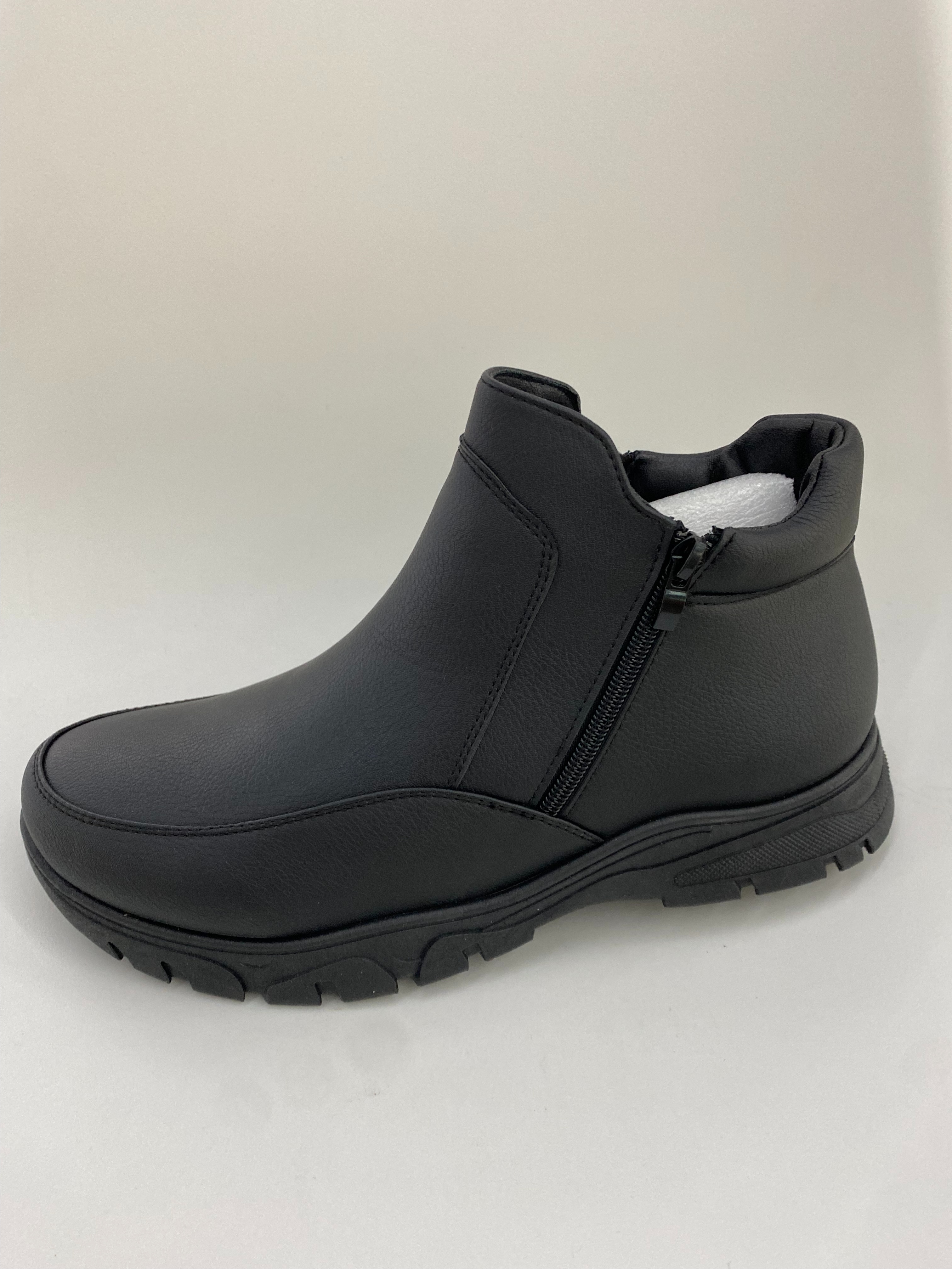 Black warm leather ankle boots, half boots and leather boots are fashionable full figure