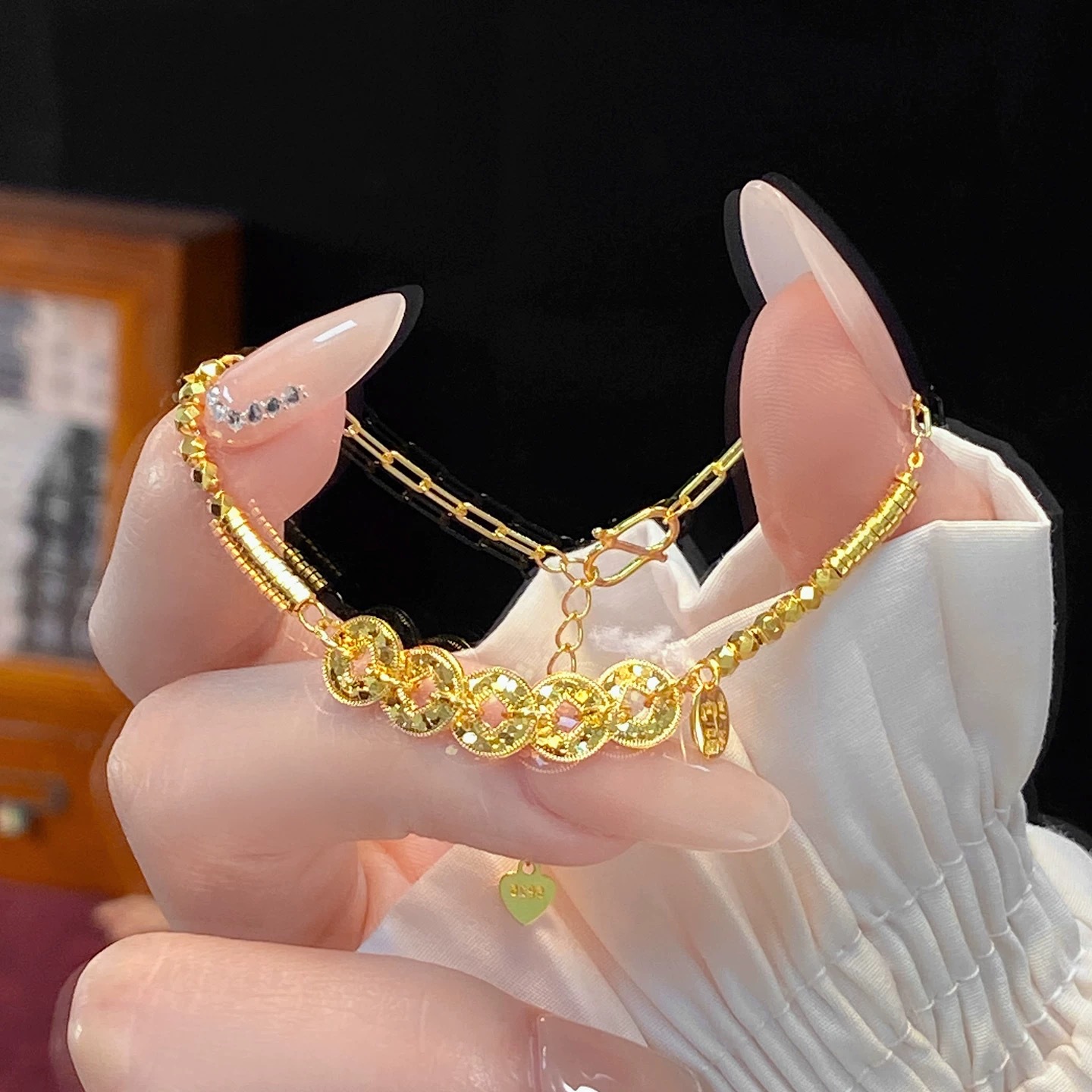 The Broken Bingbing Five Emperors Coin Blessing Bracelet for women is a light luxury, niche, exquisite and high-appearance-level new Chinese-style jewelry for attracting wealth Specification image