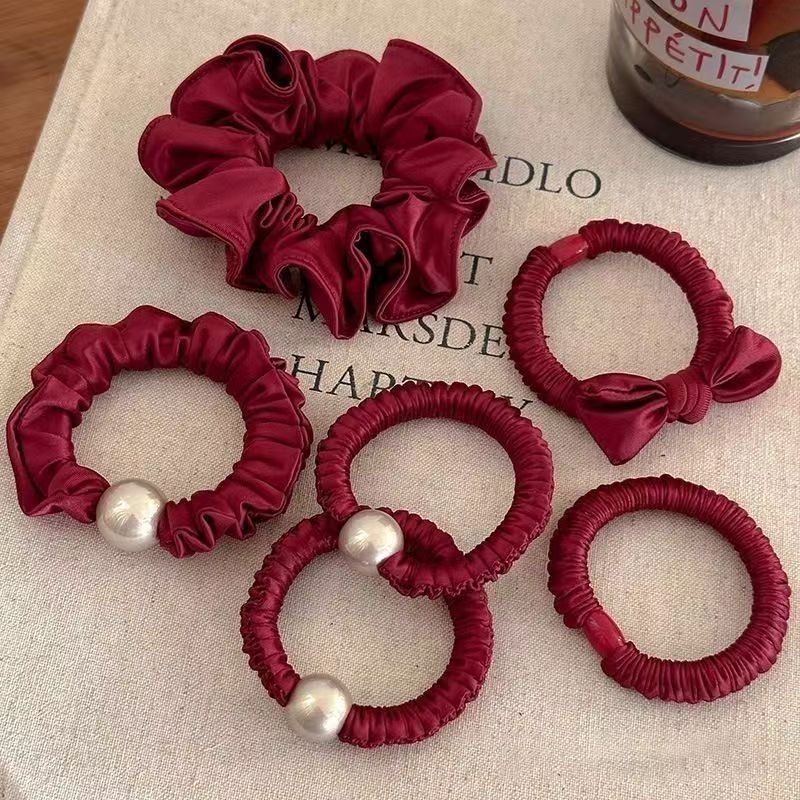 The new style of hair tie in 2024 features a simple pearl-like hair band, a large intestine band, and a high-elasticity thick leather band for women to tie their hair details Picture