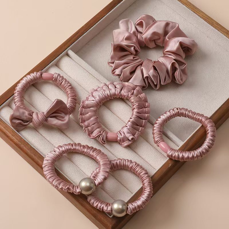 The new style of hair tie in 2026 features a simple pearl-like hair band, a large intestine band, and a high-elasticity thick leather band for women to tie their hair detail image 5