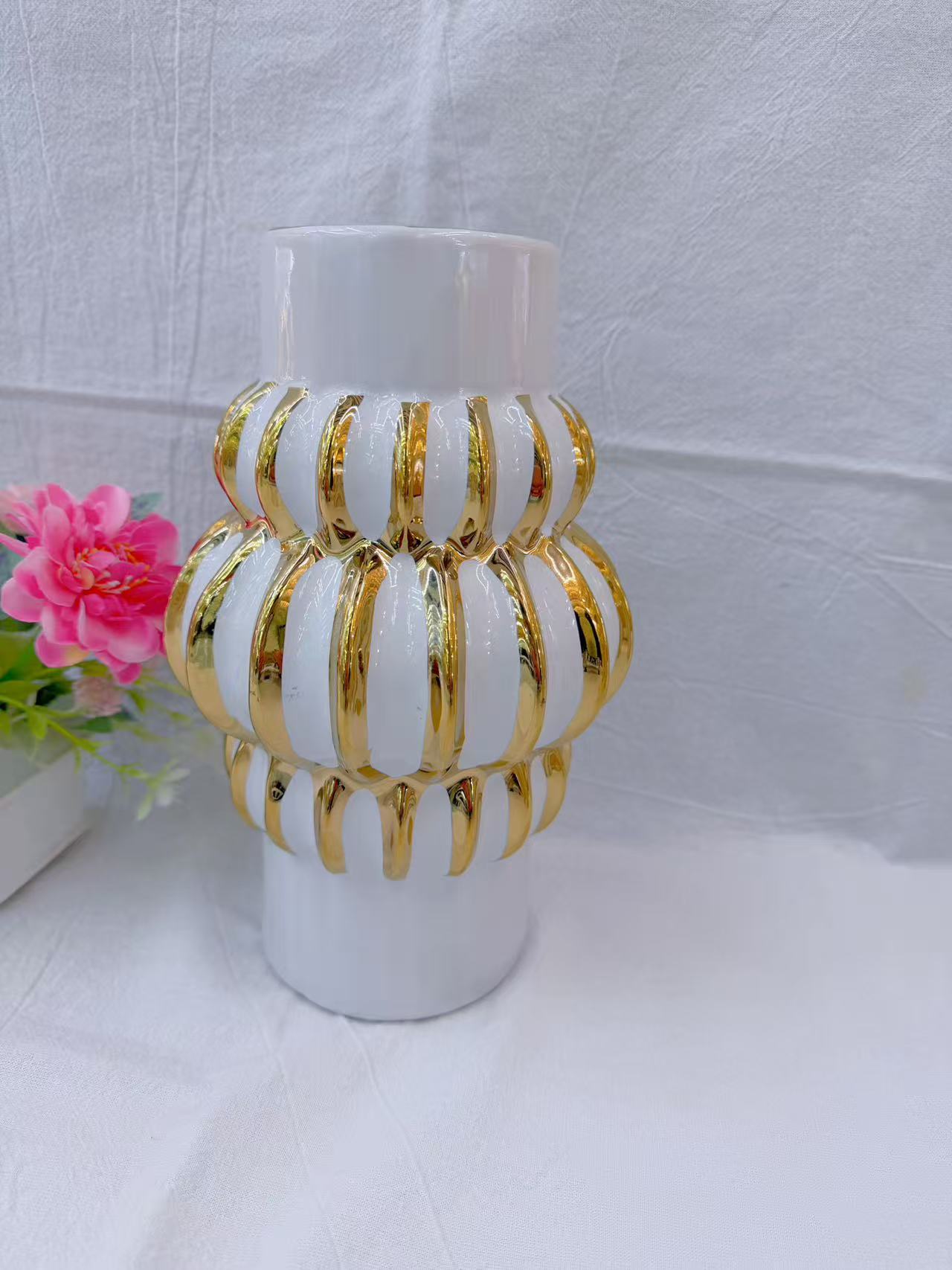Creative gold-painted striped vase, exquisite ceramic handicraft, vase, modern and simple style living room decoration Application Scenario