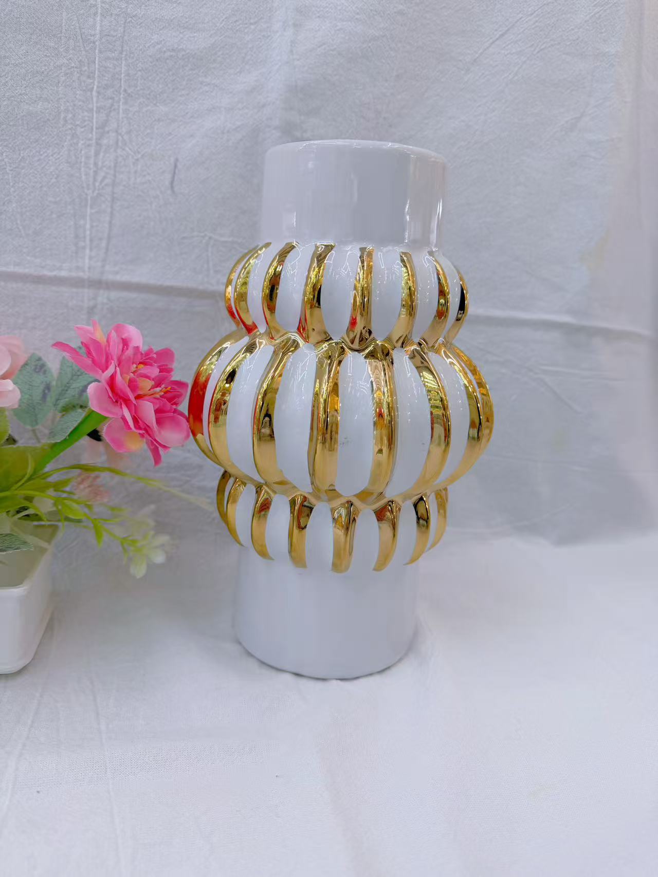 Creative gold-painted striped vase, exquisite ceramic handicraft, vase, modern and simple style living room decoration detail image 2