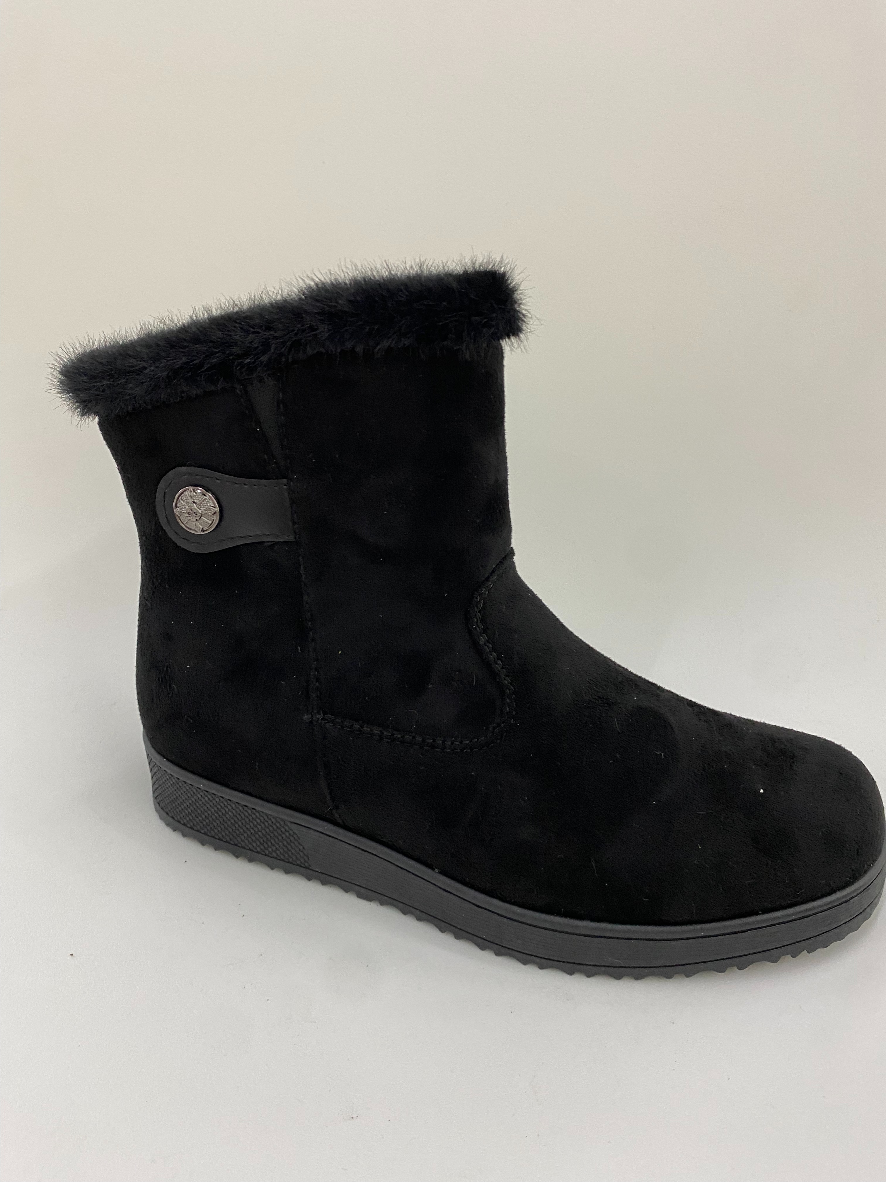 Thick-soled, fashionable and casual boots for women in winter are versatile full figure