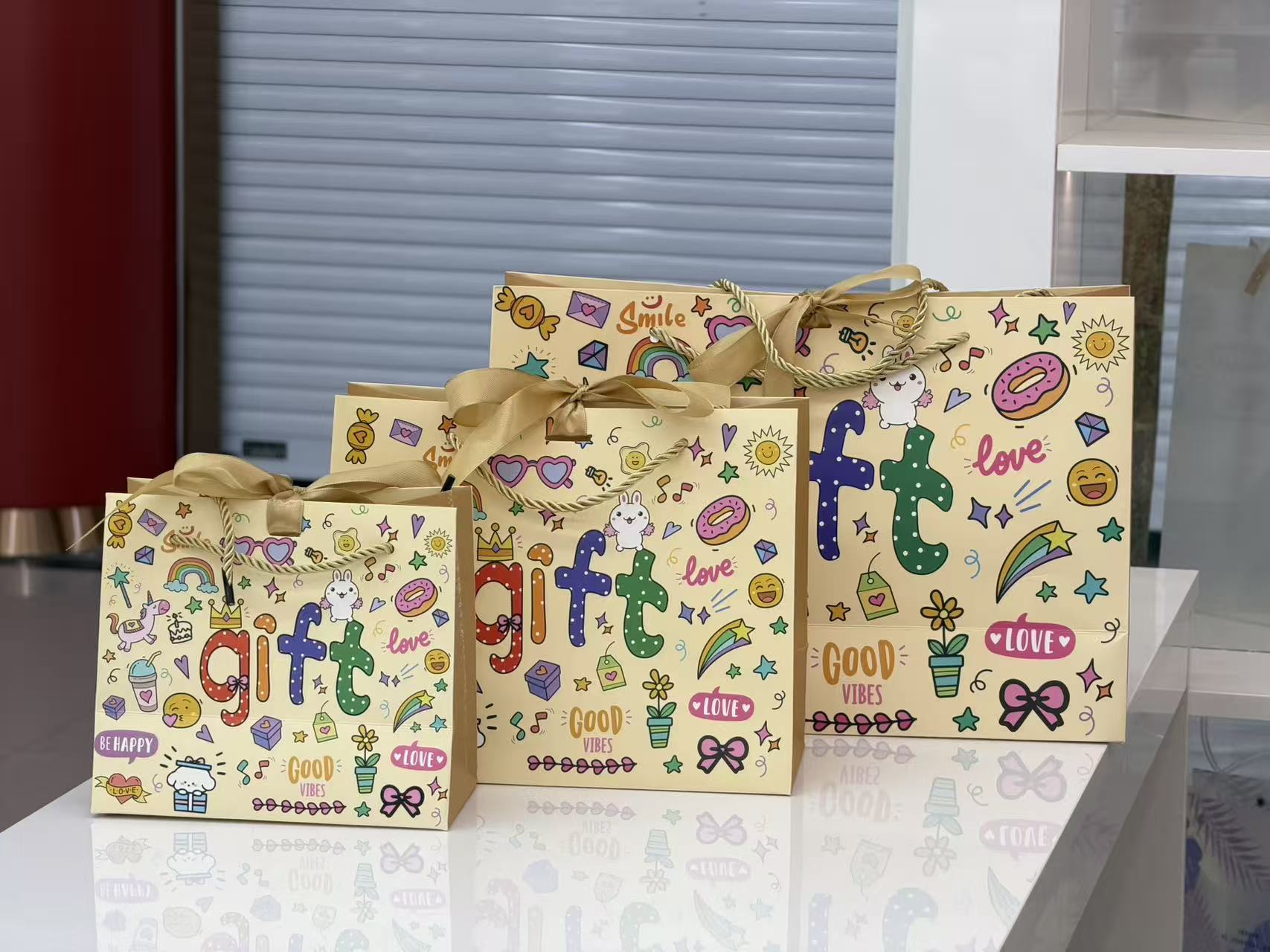 创意卡通涂鸦礼品袋小号18*10*16，中号25*12*20，大号36*12*25