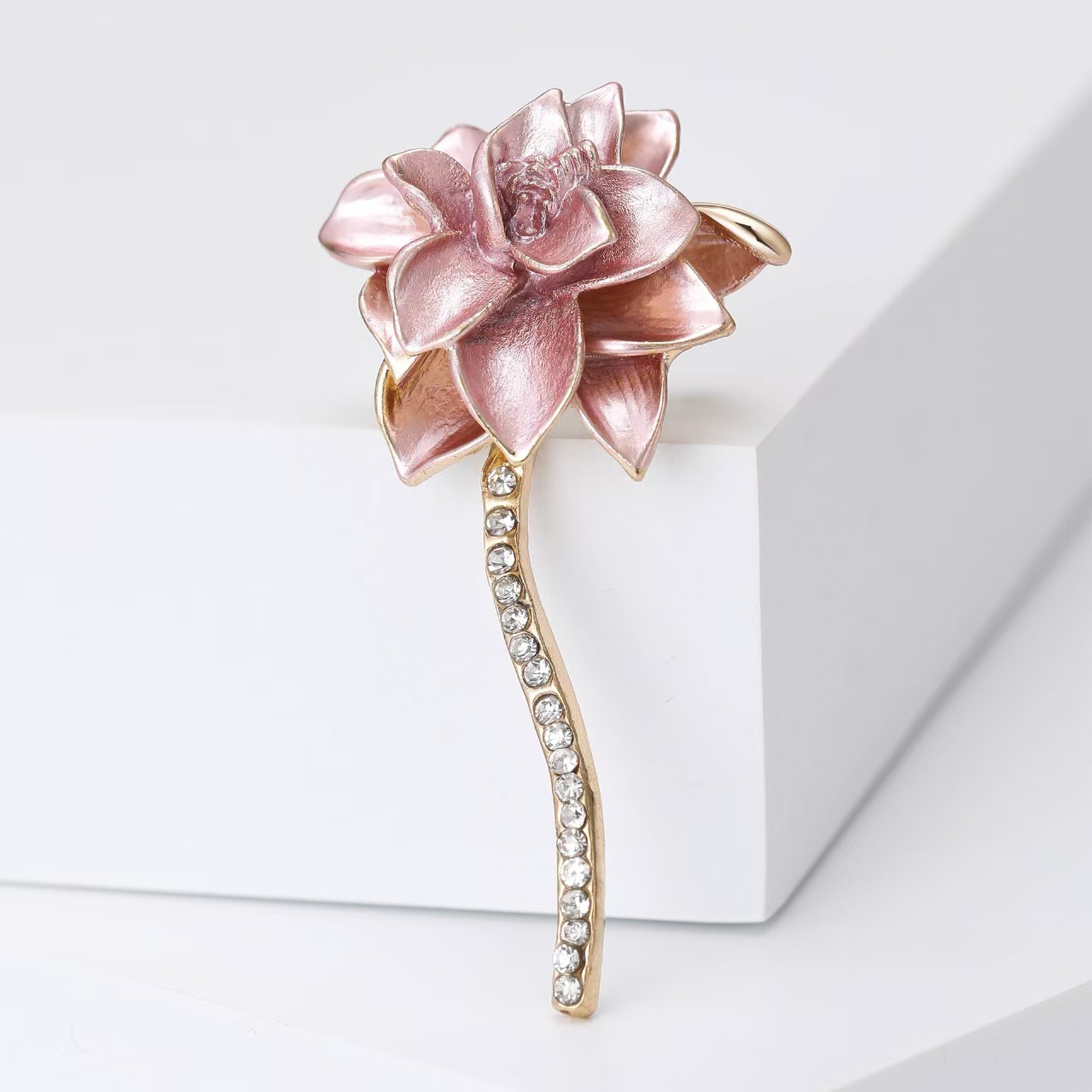 This retro European and American oil-dripping three-dimensional lotus brooch is fashionable, simple and versatile. It can be used as a brooch pendant for a coat Application Scenario