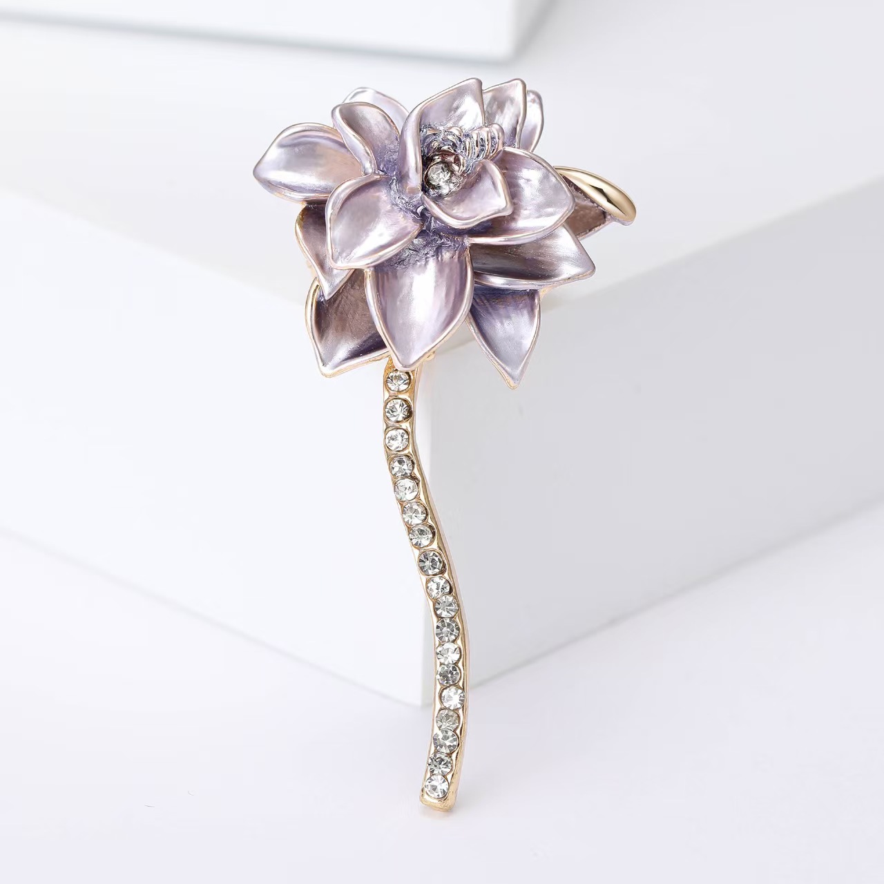 This retro European and American oil-dripping three-dimensional lotus brooch is fashionable, simple and versatile. It can be used as a brooch pendant for a coat Specification image