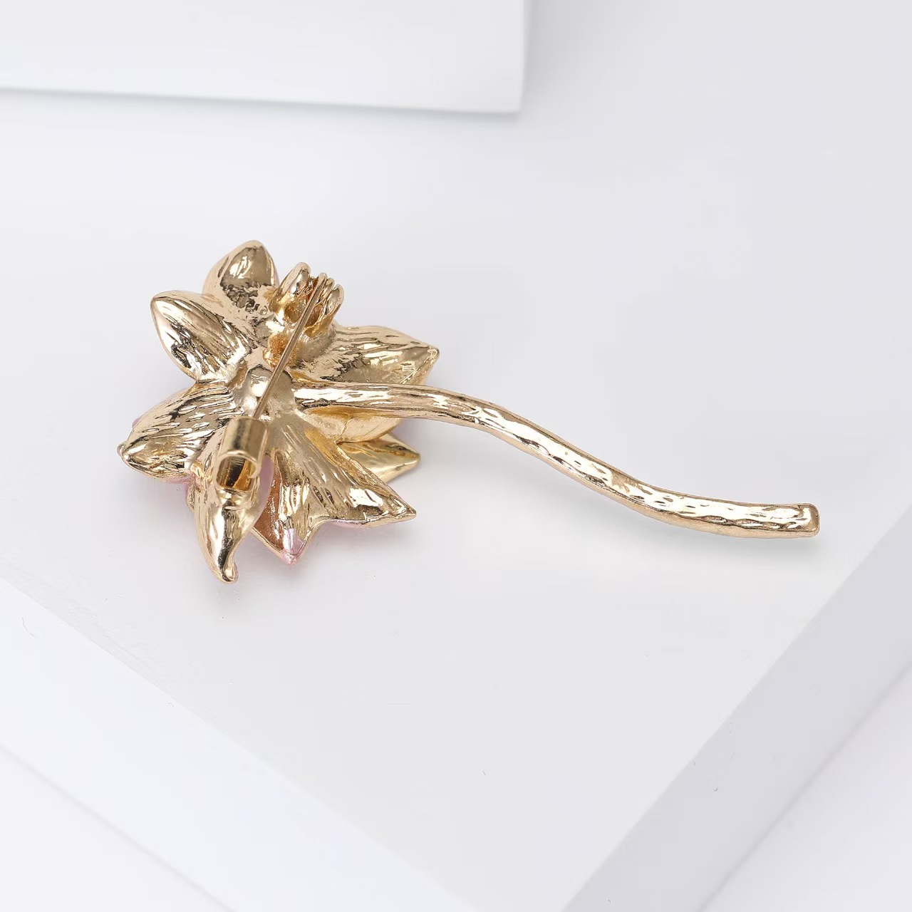 This retro European and American oil-dripping three-dimensional lotus brooch is fashionable, simple and versatile. It can be used as a brooch pendant for a coat details Picture