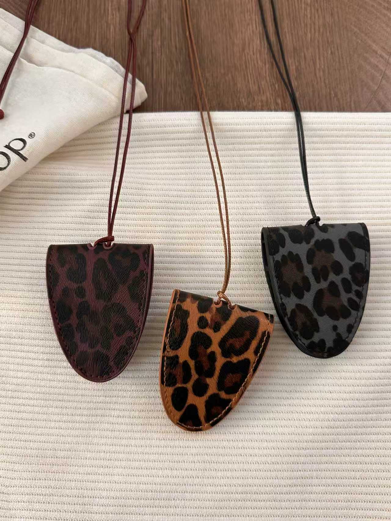 多功能项链，可以夹眼睛，可以搭配裙子，旗袍，休闲时尚潮流服饰，有3个颜色，黑豹纹，咖豹纹，酒红豹纹，可以选择这些颜色