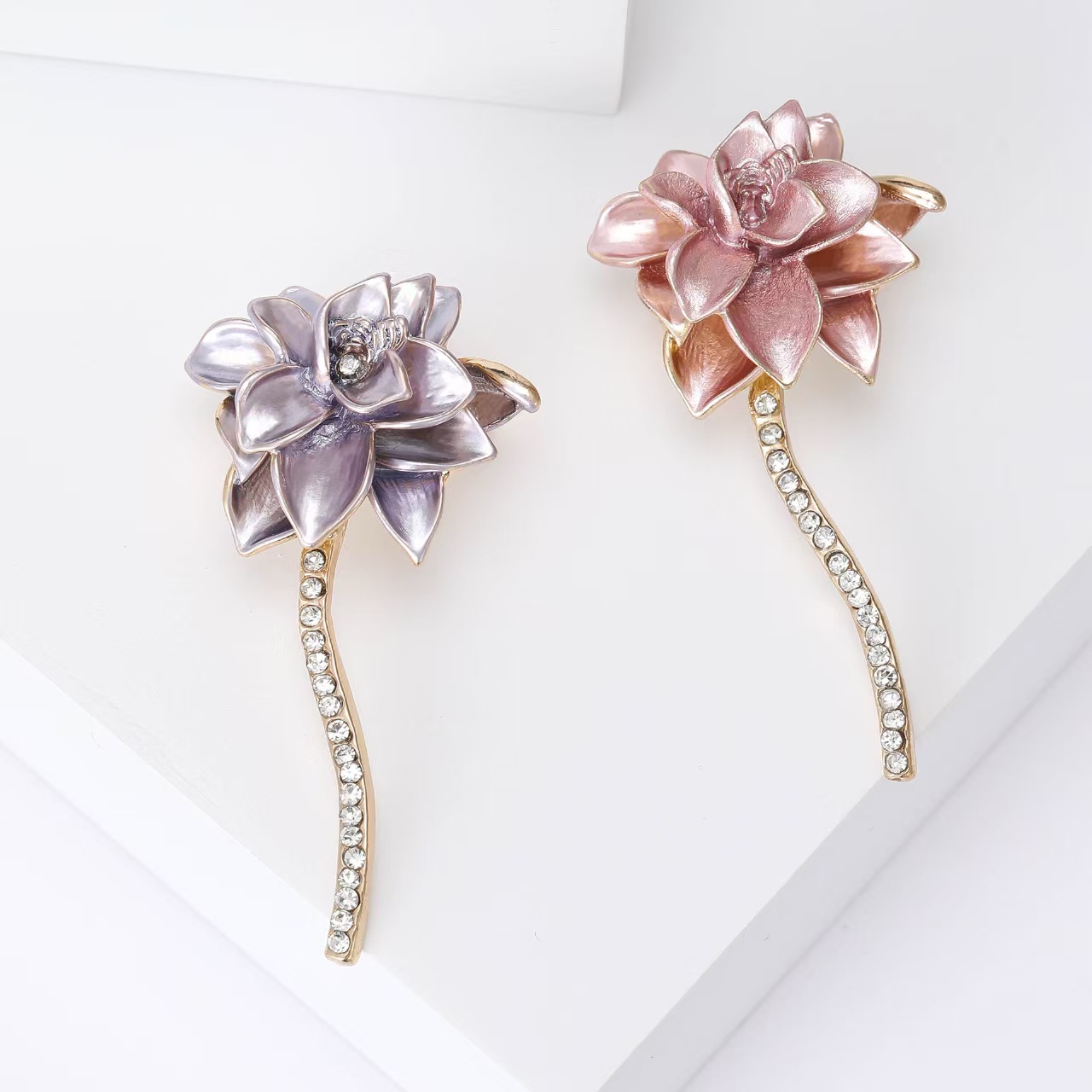 This retro European and American oil-dripping three-dimensional lotus brooch is fashionable, simple and versatile. It can be used as a brooch pendant for a coat