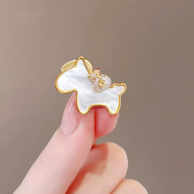 A 2026 hit zodiac year pony brooch, versatile anti-exposure brooch, niche design, cute crystal brooch detail image 2
