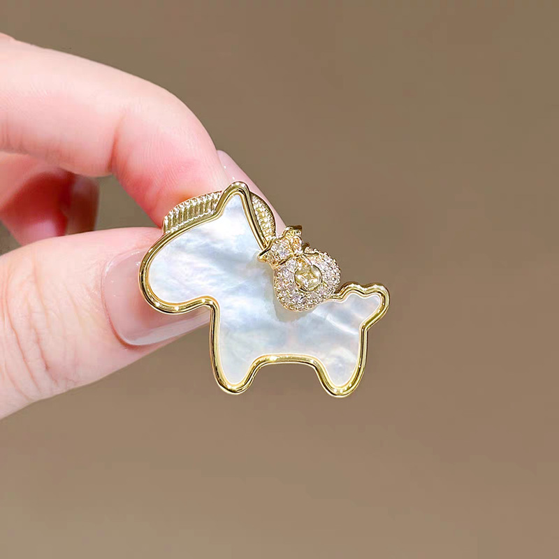 A 2026 hit zodiac year pony brooch, versatile anti-exposure brooch, niche design, cute crystal brooch detail image 3