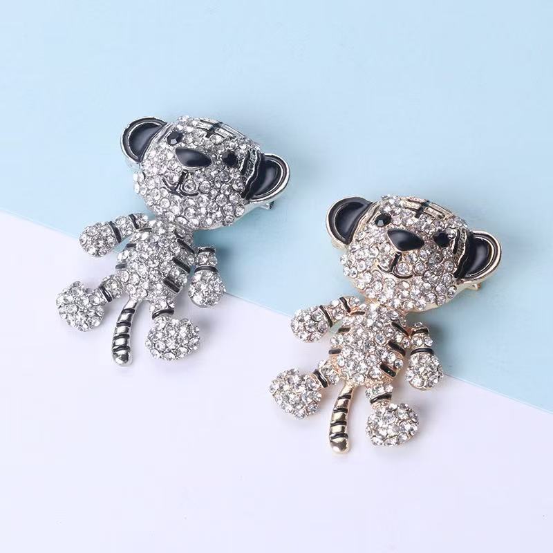 Factory wholesale of creative and cute diamond-encrusted tiger brooches, men's coats and suits, animal pins, and bold and individual corsages