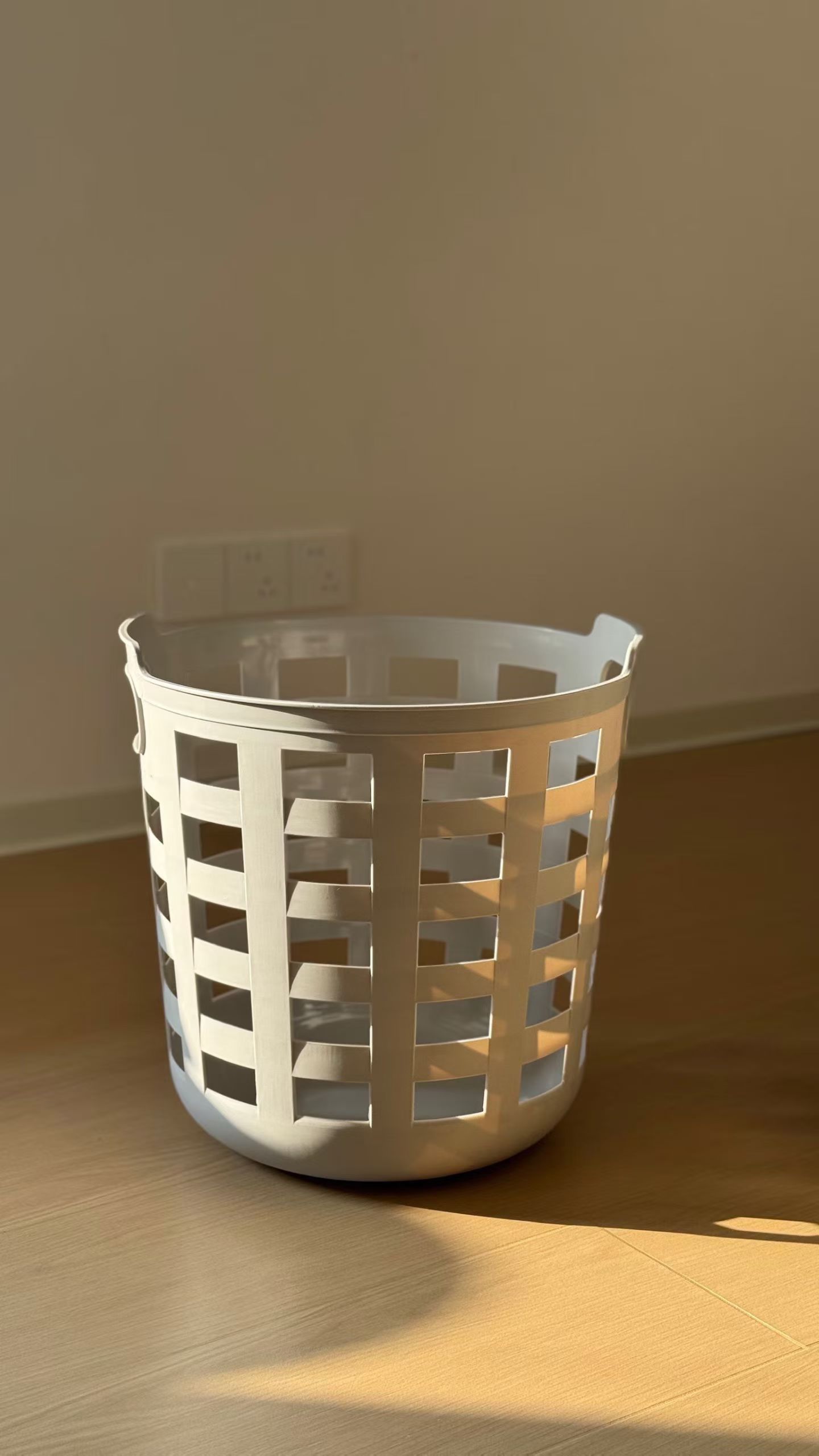 日用百货收纳防尘脏衣篮圆形脏衣篓日式设计产品图