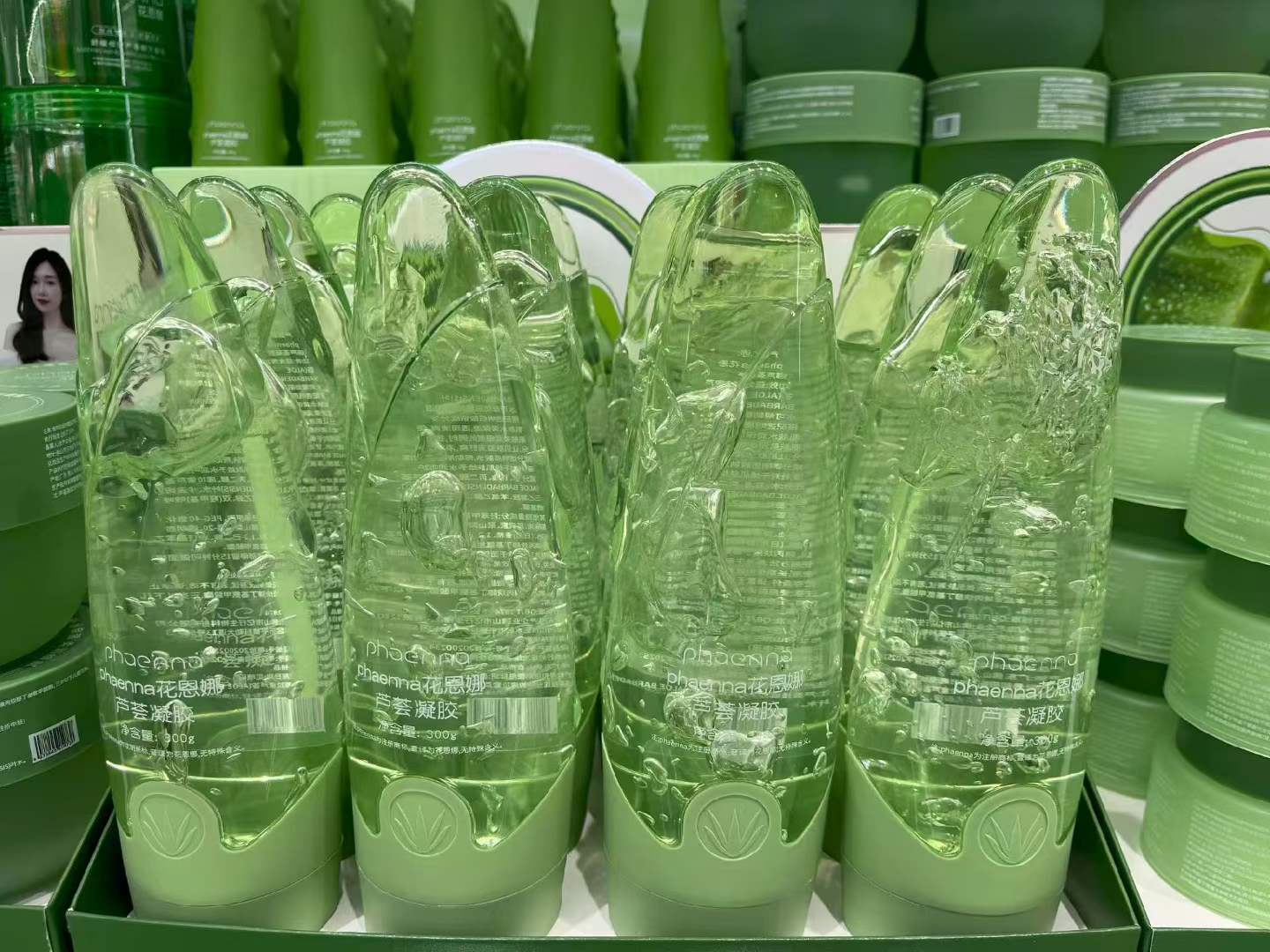 PHAENNA's green bottle aloe Vera gel is a best-selling product. Its green packaging is eye-catching and it is a bestseller in both domestic and foreign supermarkets as well as offline stores details Picture
