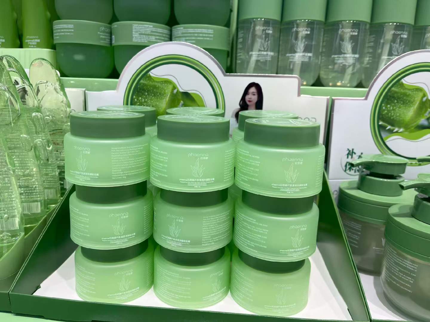 PHAENNA's green bottle aloe Vera gel is a best-selling product. Its green packaging is eye-catching and it is a bestseller in both domestic and foreign supermarkets as well as offline stores