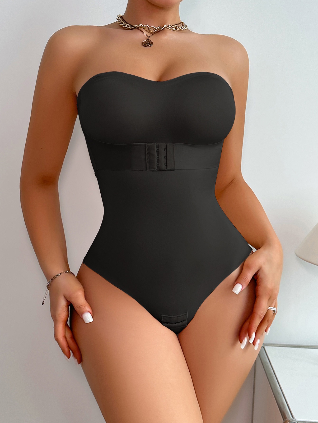 One-piece shapewear for women, invisible shoulder straps, anti-slip strips, abdominal buttons, compression corset, Skims, Amazon Application Scenario