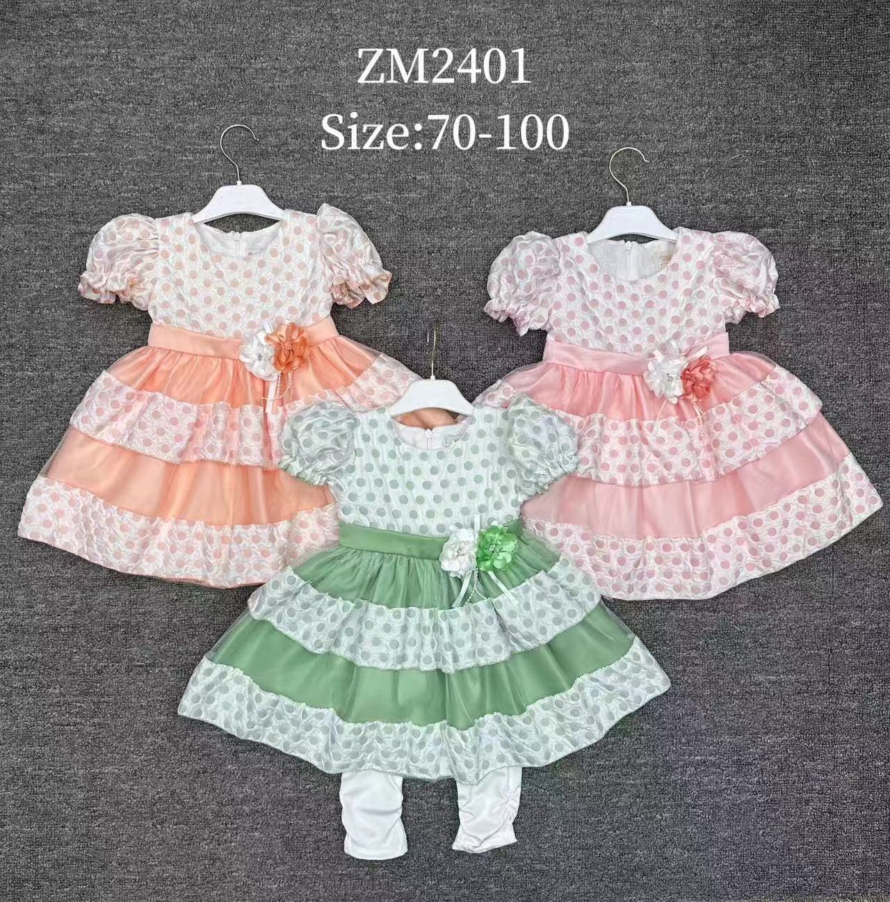 Three lace patchwork dresses in pink, green and apricot colors, paired with heart-shaped small bags and white pants, are displayed on a model stand Specification image
