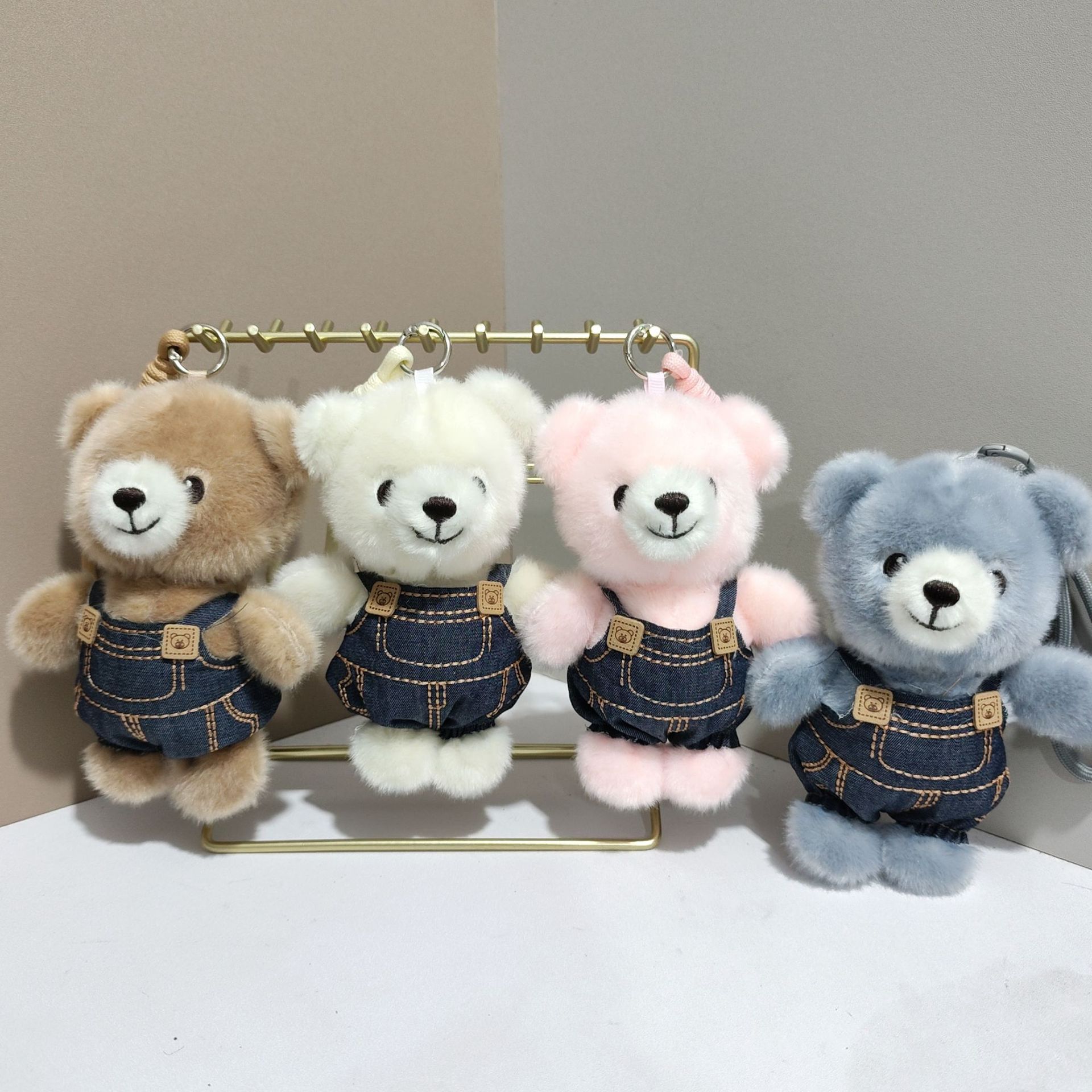 背带裤熊仔创意4寸毛绒挂件抓机娃娃公仔钥匙坠车载书包挂饰礼物卡通变身钥匙扣变装公仔挂件毛绒玩具可爱批发