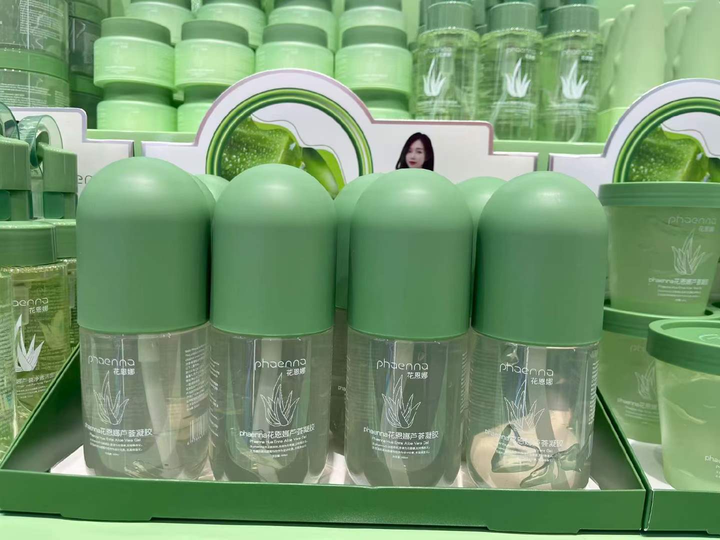 PHAENNA's green bottle aloe Vera gel is a best-selling product. Its green packaging is eye-catching and it is a bestseller in both domestic and foreign supermarkets as well as offline stores Item Picture