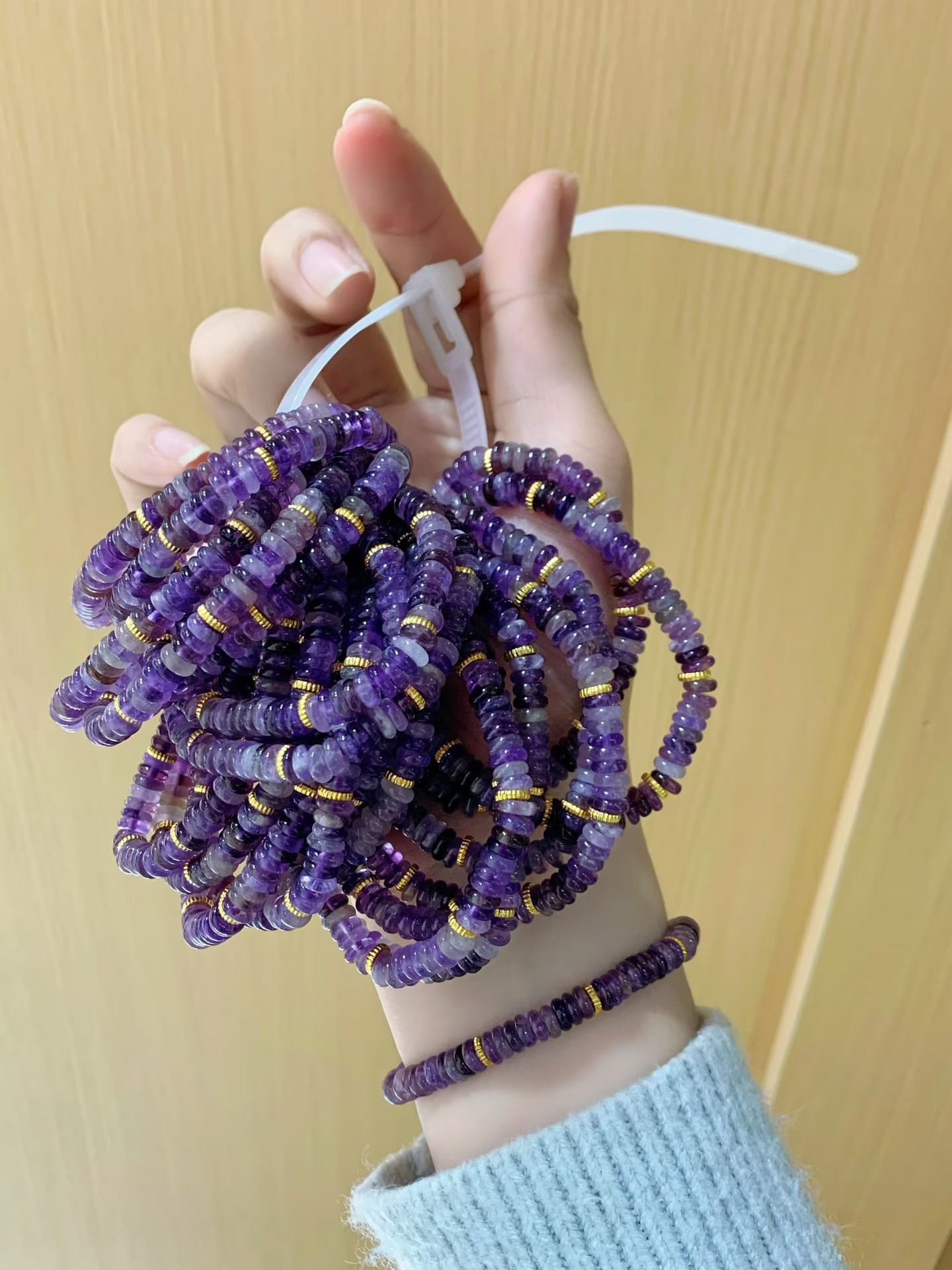 高级感炸裂！这串紫水晶手链才是氛围感神器
天然紫水晶，自然温暖
随手一拍都是ins风大片
单戴清新叠戴贵气详情图5