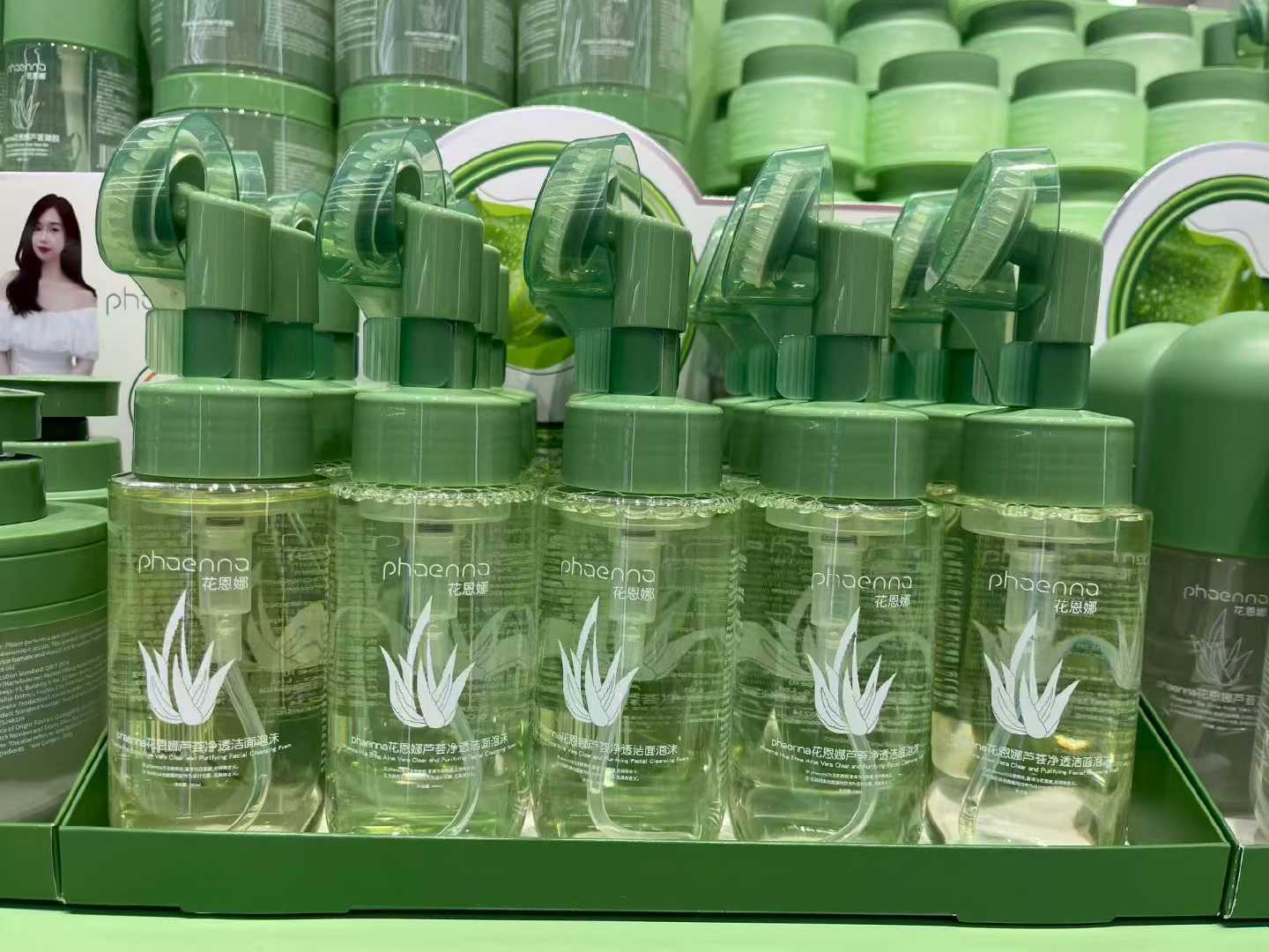 PHAENNA's green bottle aloe Vera gel is a best-selling product. Its green packaging is eye-catching and it is a bestseller in both domestic and foreign supermarkets as well as offline stores Application Scenario
