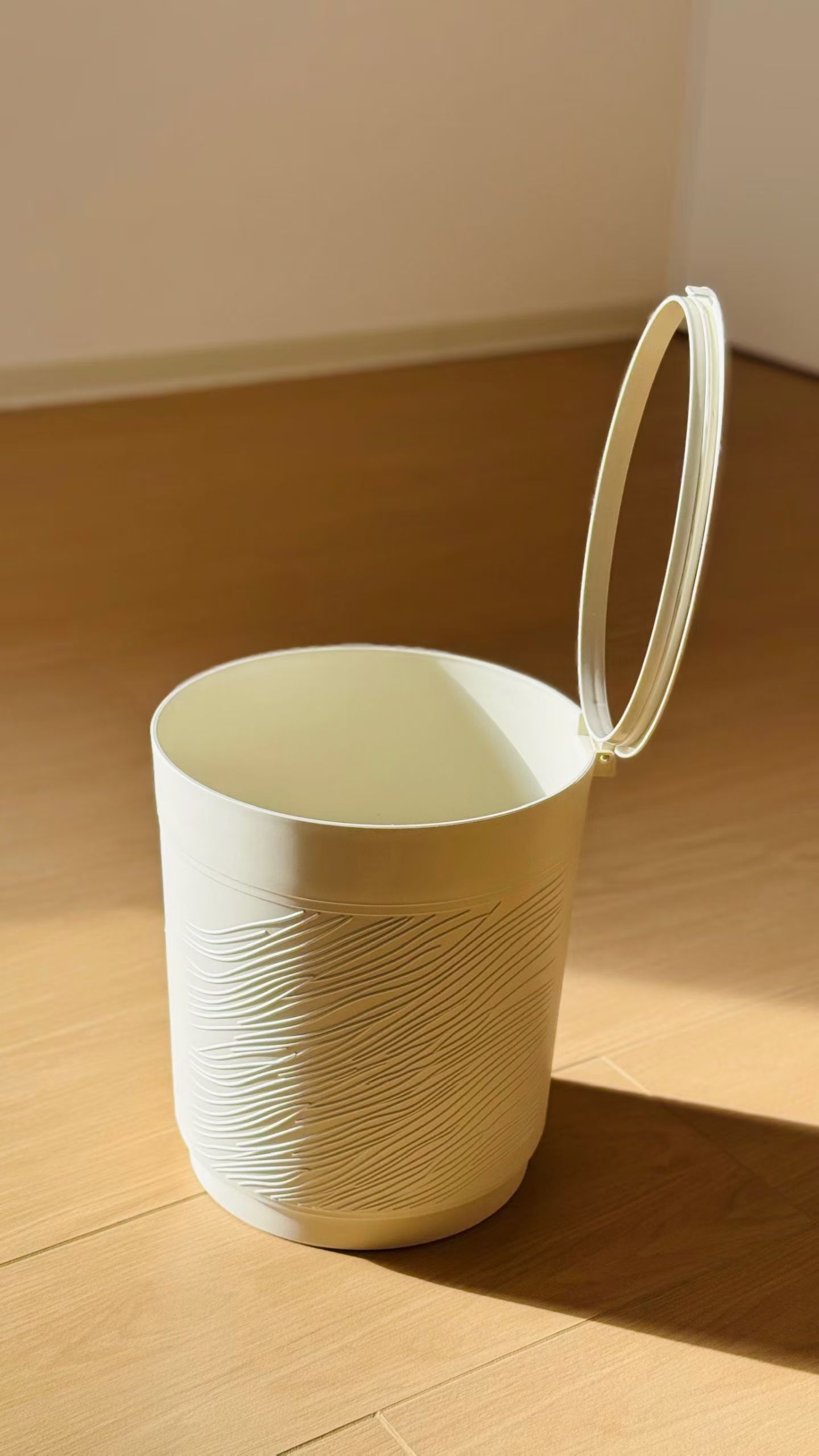 时尚简约垃圾桶家用垃圾收纳产品图