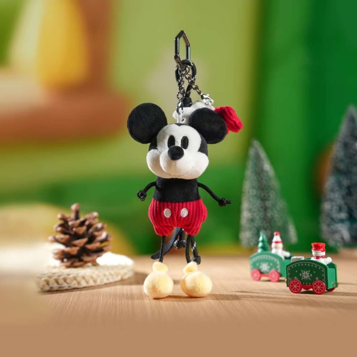 Disney-authorized Mickey Goofy plush pendant, keychain, couple style cartoon doll, schoolbag, bag, pendant and gift Application Scenario