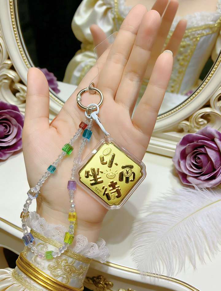 把春天串成手机链，每一颗都是对生活的热爱，搭配黄金小金片，来治愈生活的小细碎💕
当这串方糖彩虹🌈手机链在阳光下闪着光