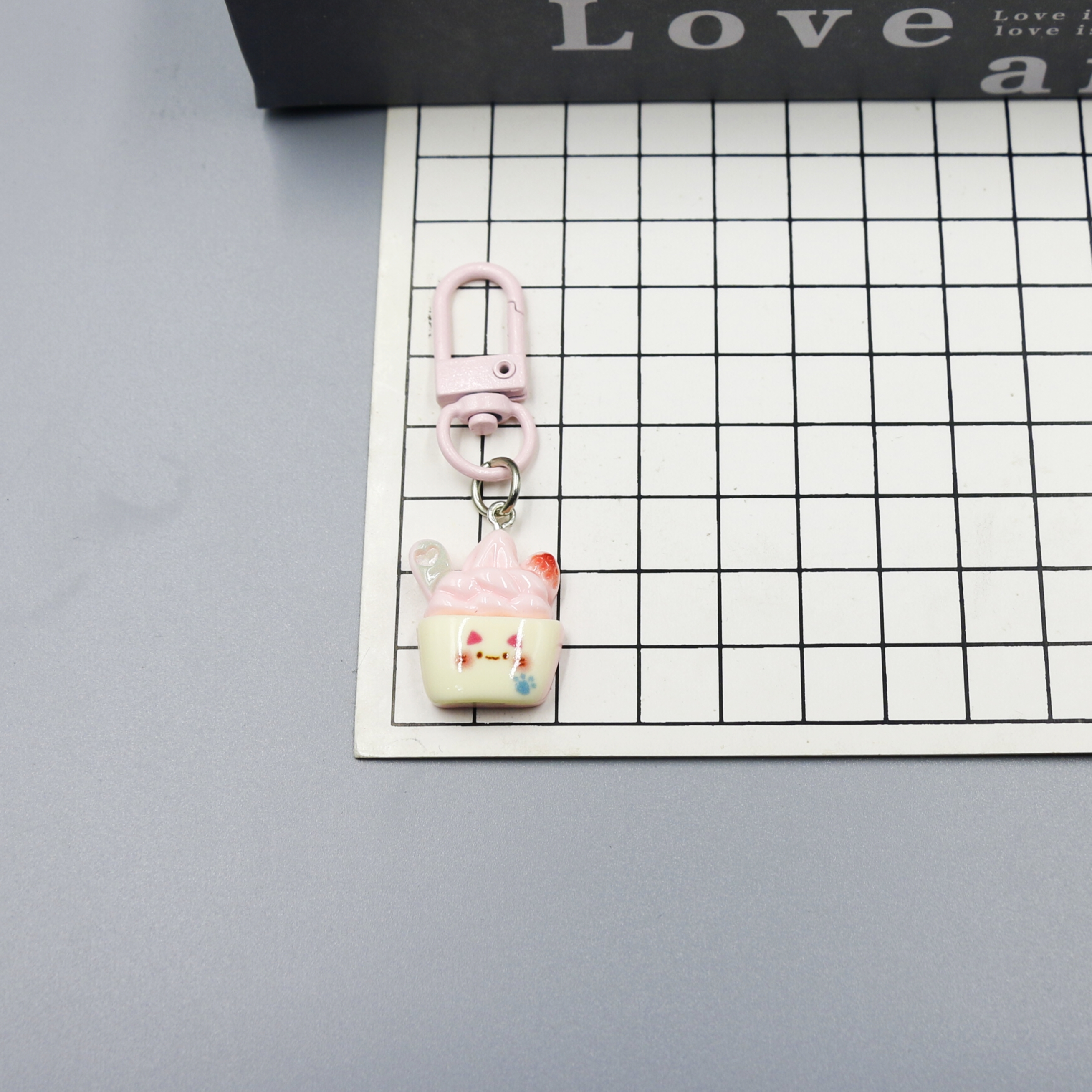 可爱冰淇淋造型挂件钥匙扣车载装饰挂饰钥匙扣挂件背包挂饰白底实物图